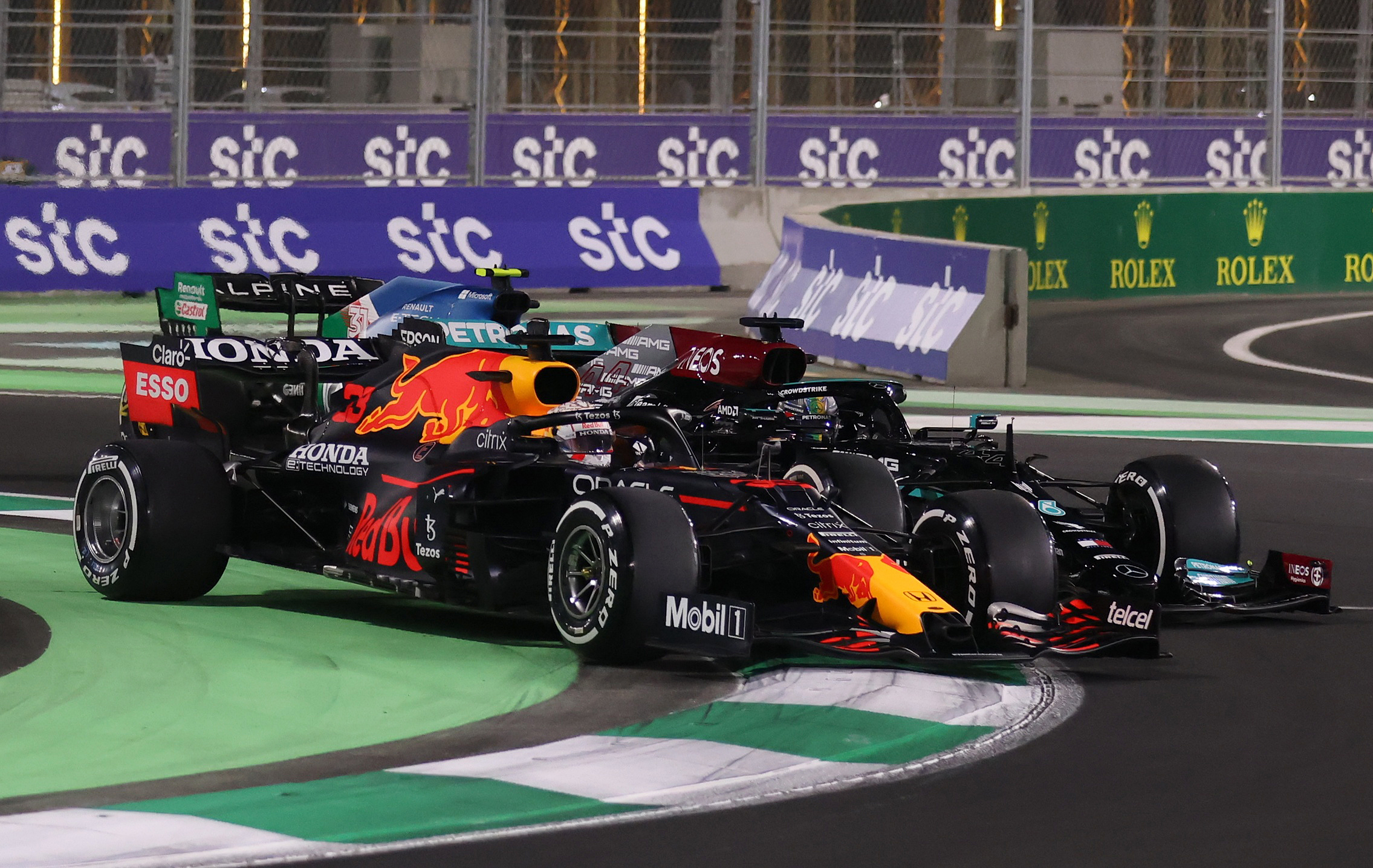 Max Verstappen y Lewis Hamilton se jugarán el todo por el todo este fin de semana (REUTERS/Ahmed Yosri)