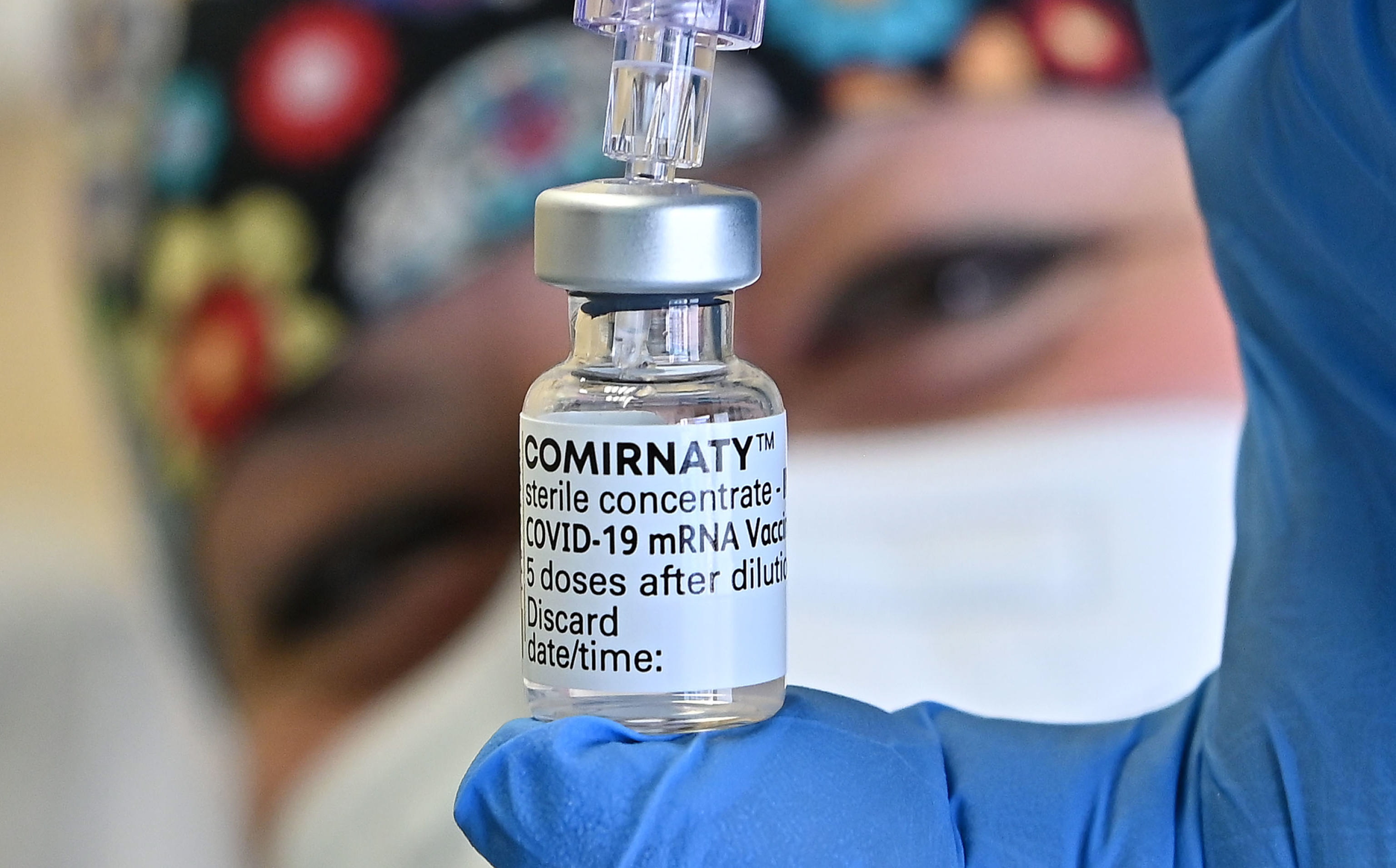 Imagen de archivo de una enfermera con un vial de la vacuna de Pfizer-BioNTechcontra la covid-19, en el hospital Molinette de Turín. EFE/EPA/ALESSANDRO DI MARCO
