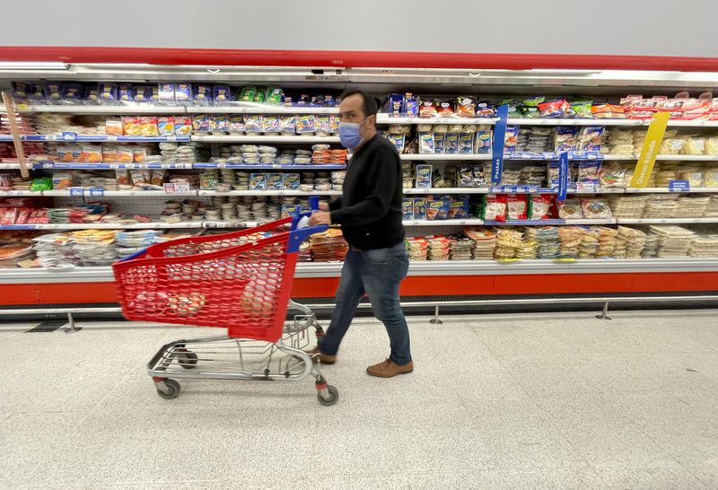 Foto de archivo: un hombre camina con un carrito de compras frente a un freezer en un supermercado en Buenos Aires, Argentina. 4 mayo 2022.  REUTERS/Agustin Marcarian
