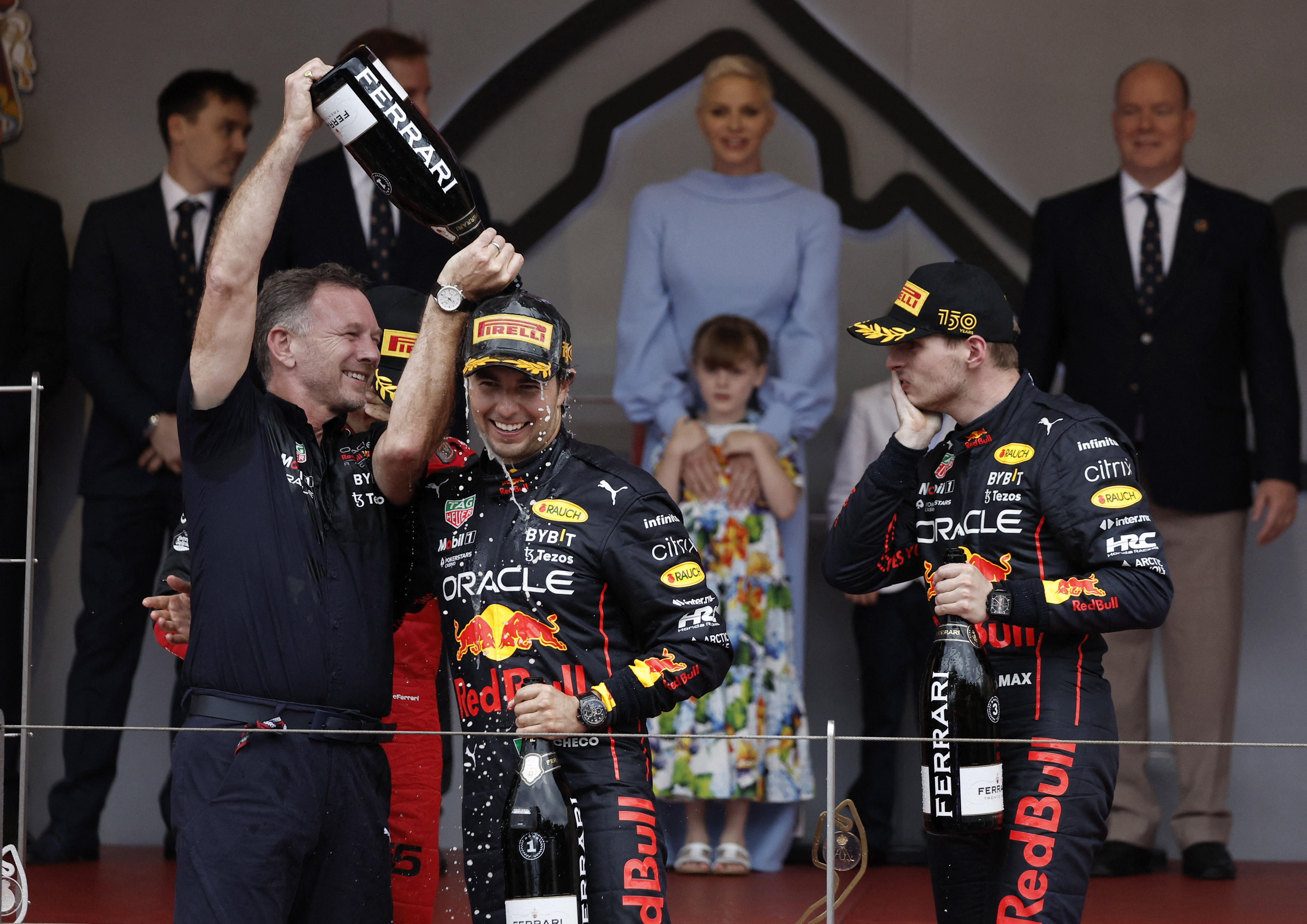Sergio Pérez durante la celebración de su victoria en el Gran Premio de Mónaco 2022. Foto: REUTERS/Benoit Tessier