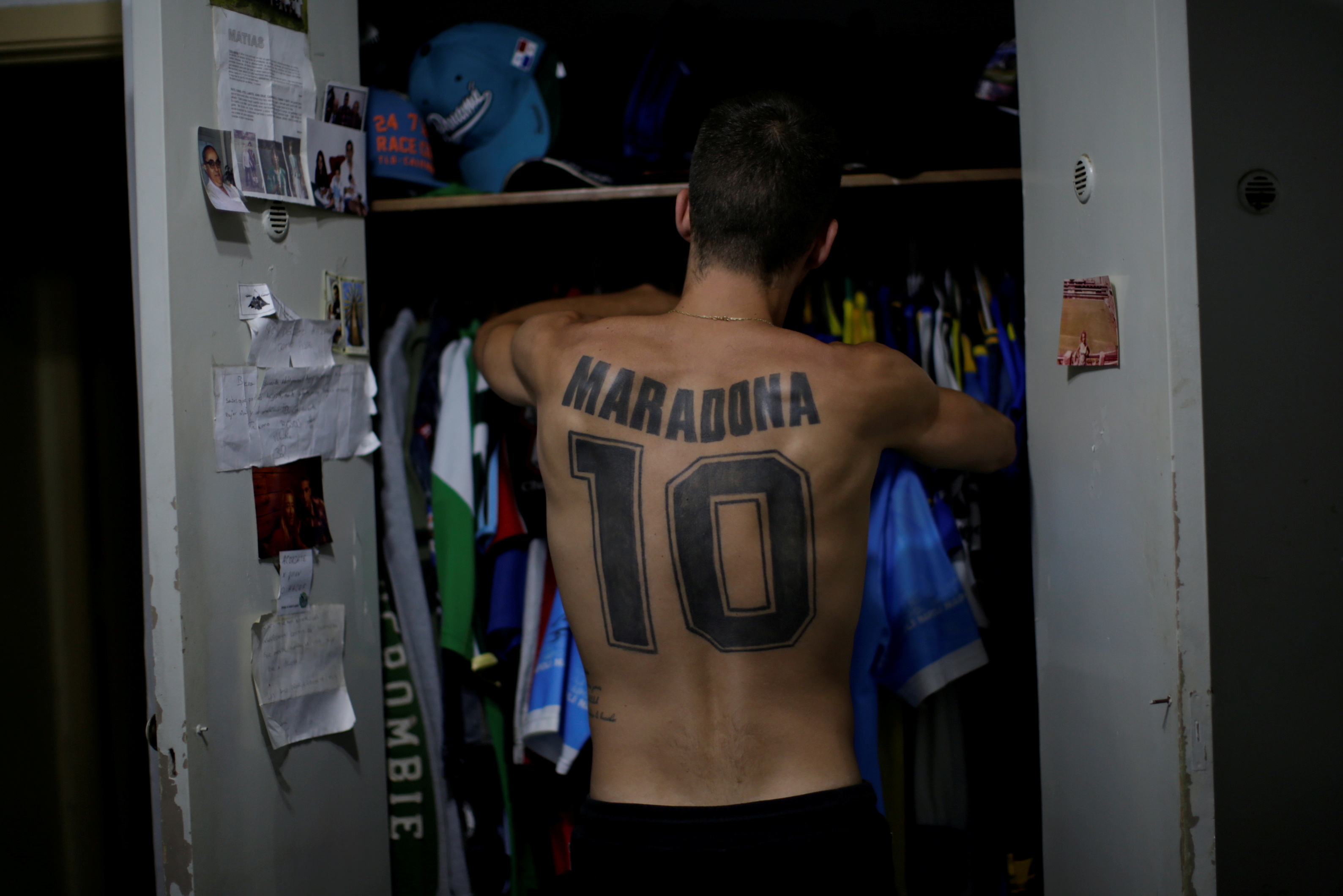 Matias Disciosia se tatuó el número 10 gigante en su espalda con el nombre Maradona (Reuters)
