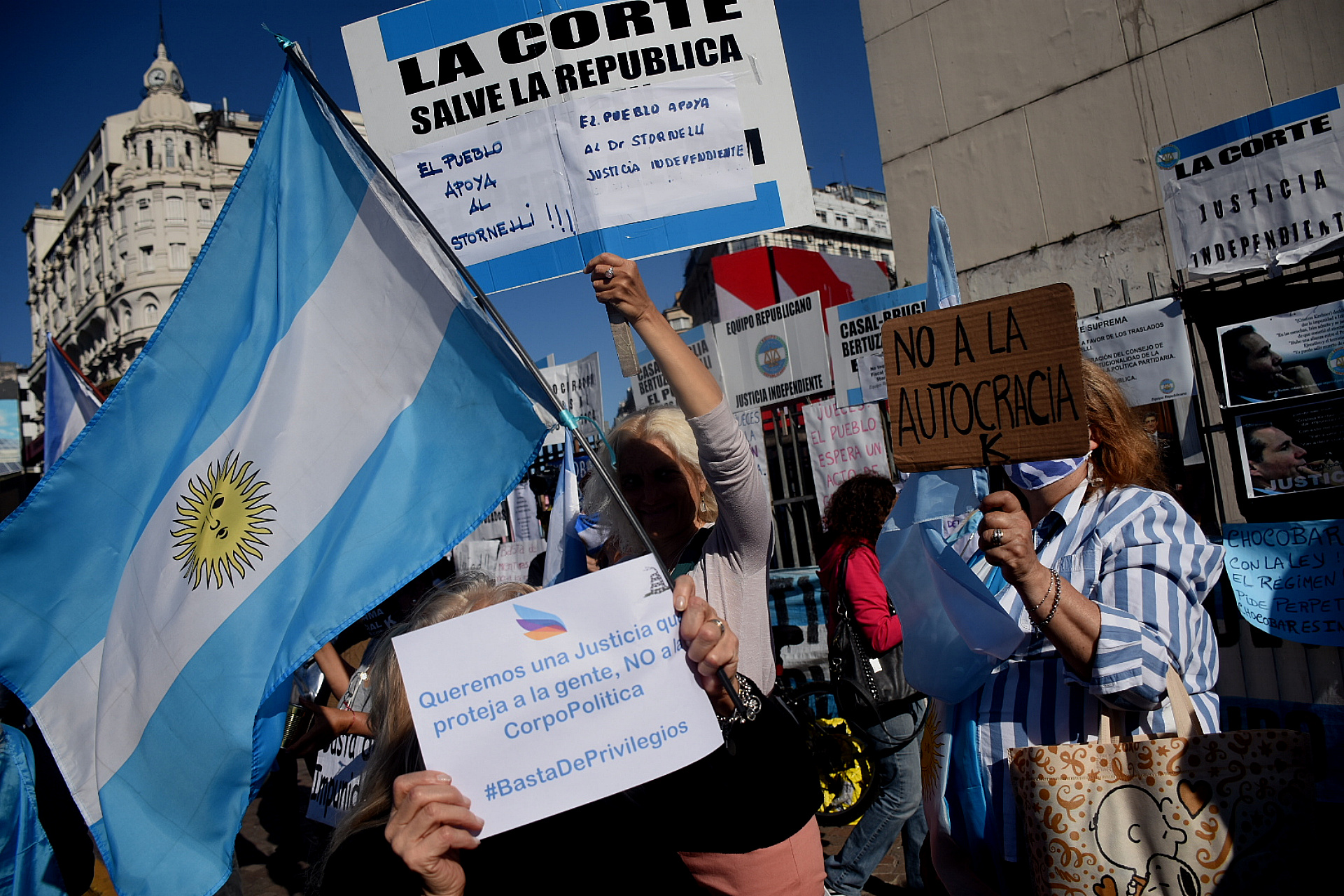 También se repitieron las consignas contra la reforma judicial y el desplazamiento de los jueces que investigaron a Cristina Kirchner