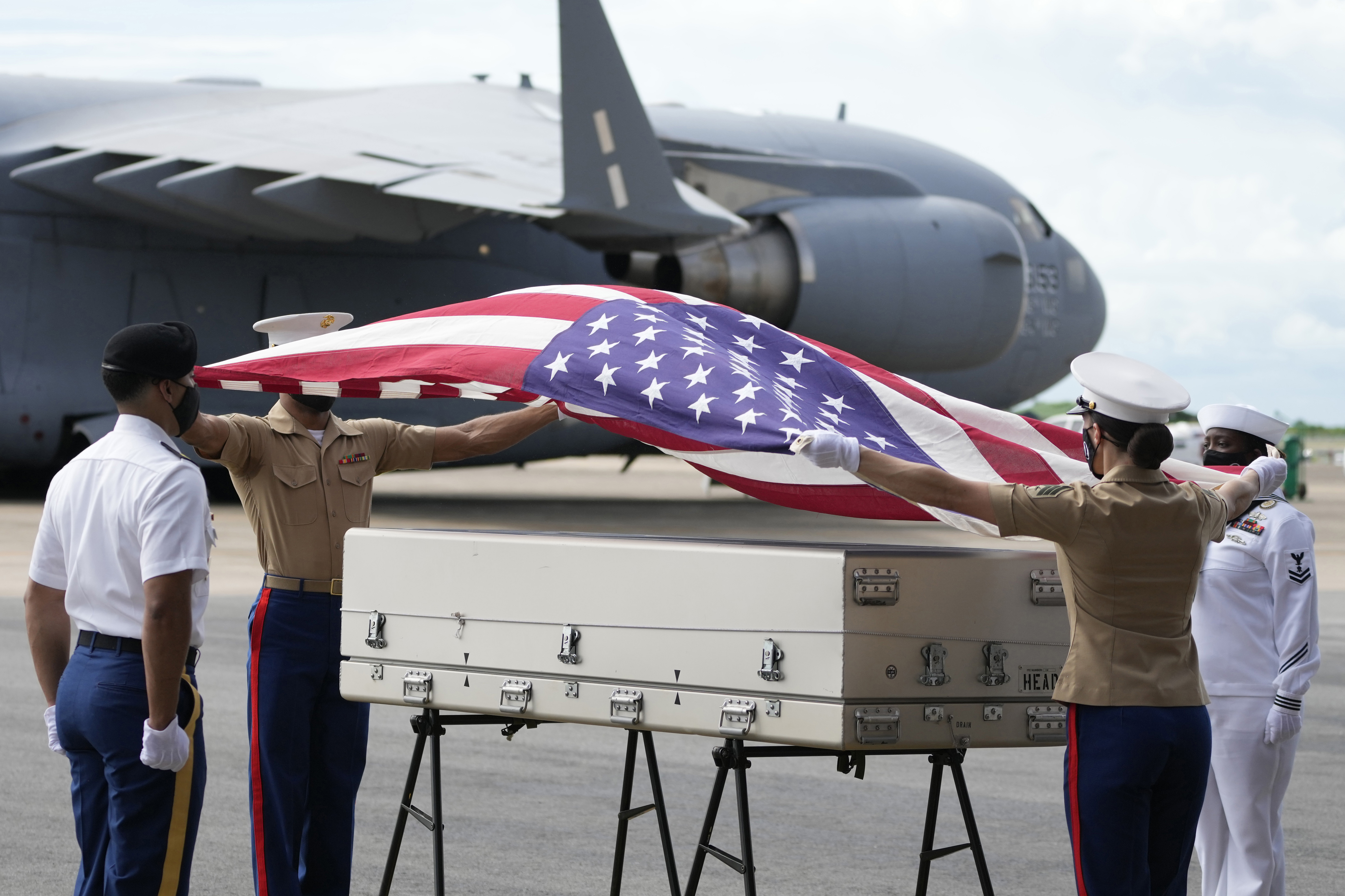 El ejército estadounidense coloca una bandera nacional sobre los posibles restos de un aviador estadounidense de la Segunda Guerra Mundial encontrado en el norte de Tailandia, durante una ceremonia de repatriación el miércoles 18 de mayo de 2022 en la base aérea de U-Tapao en la provincia de Rayong, al este de Tailandia. Los posibles restos humanos fueron encontrados en el lugar del accidente en un campo de arroz en el norte de Tailandia por la Agencia de Contabilidad de POW/MIA de Defensa y fueron enviados a Hawái, donde serán examinados para ver si pertenecen a un piloto estadounidense que desapareció en 1944. (Foto AP/Sakchai Lalit)
