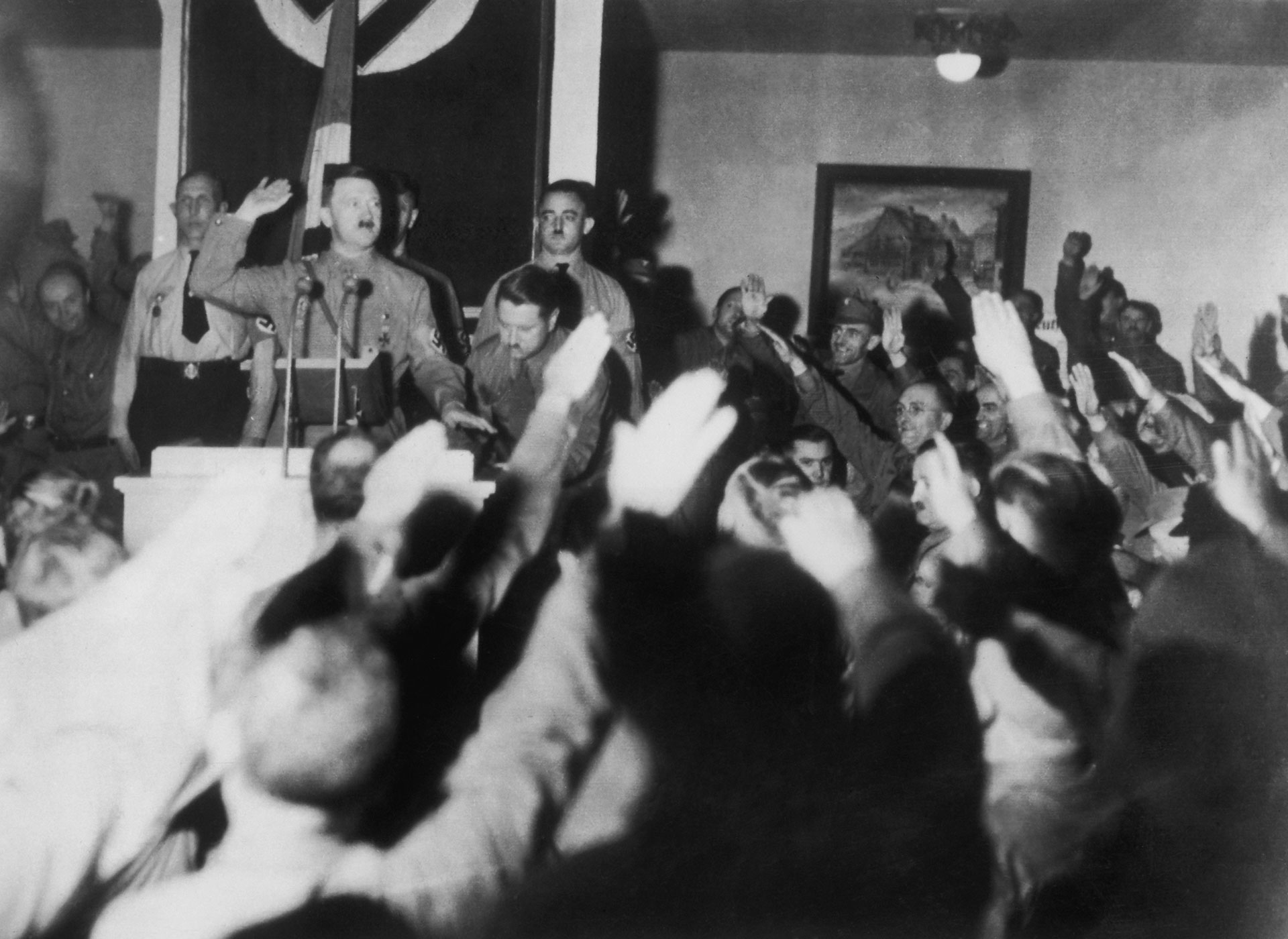 Adolf Hitler en 1937, con miembros del partido nazi en un aniversario del intento de golpe de estado de 1923 (Photo by Keystone/Hulton Archive/Getty Images)