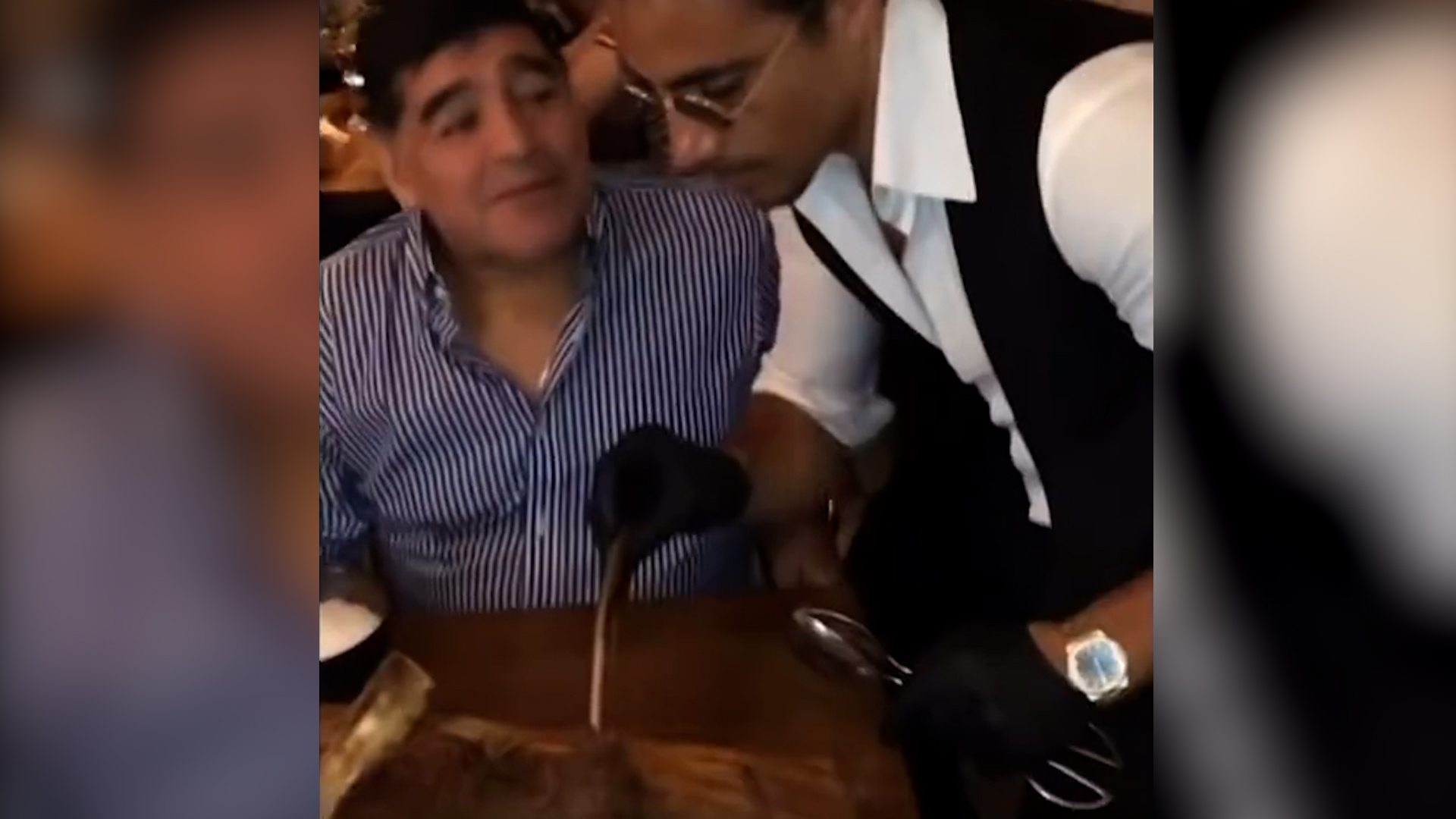 Imagen de la visita de Diego Maradona por uno de sus restaurantes