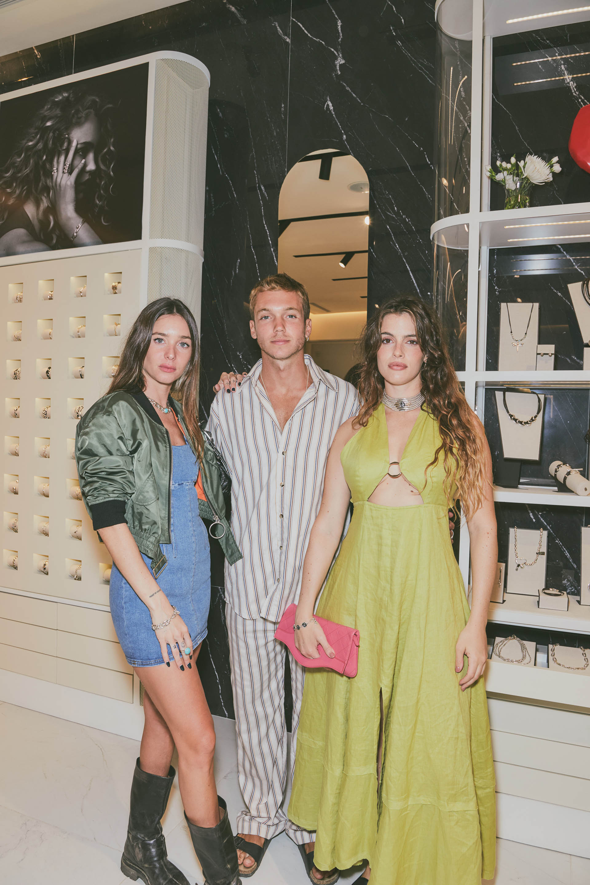 Lucía Celasco, Franco Masini y Chiara Parravicini se encontraron en el verano esteño: el actor lució unas sandalias ligeras y cómodas para la ocasión