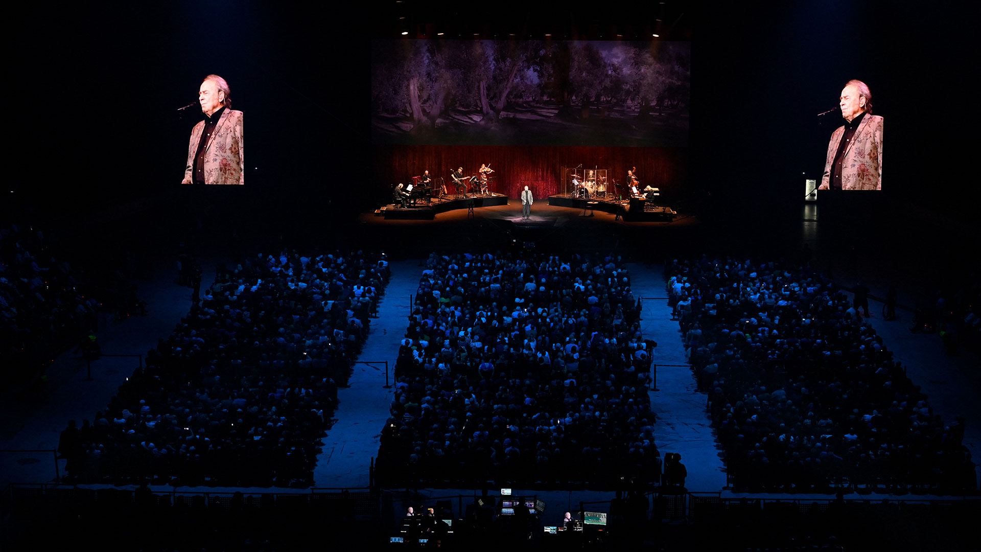 Serrat hizo un repaso de sus éxitos en su último concierto en Barcelona (Josep LAGO/AFP)