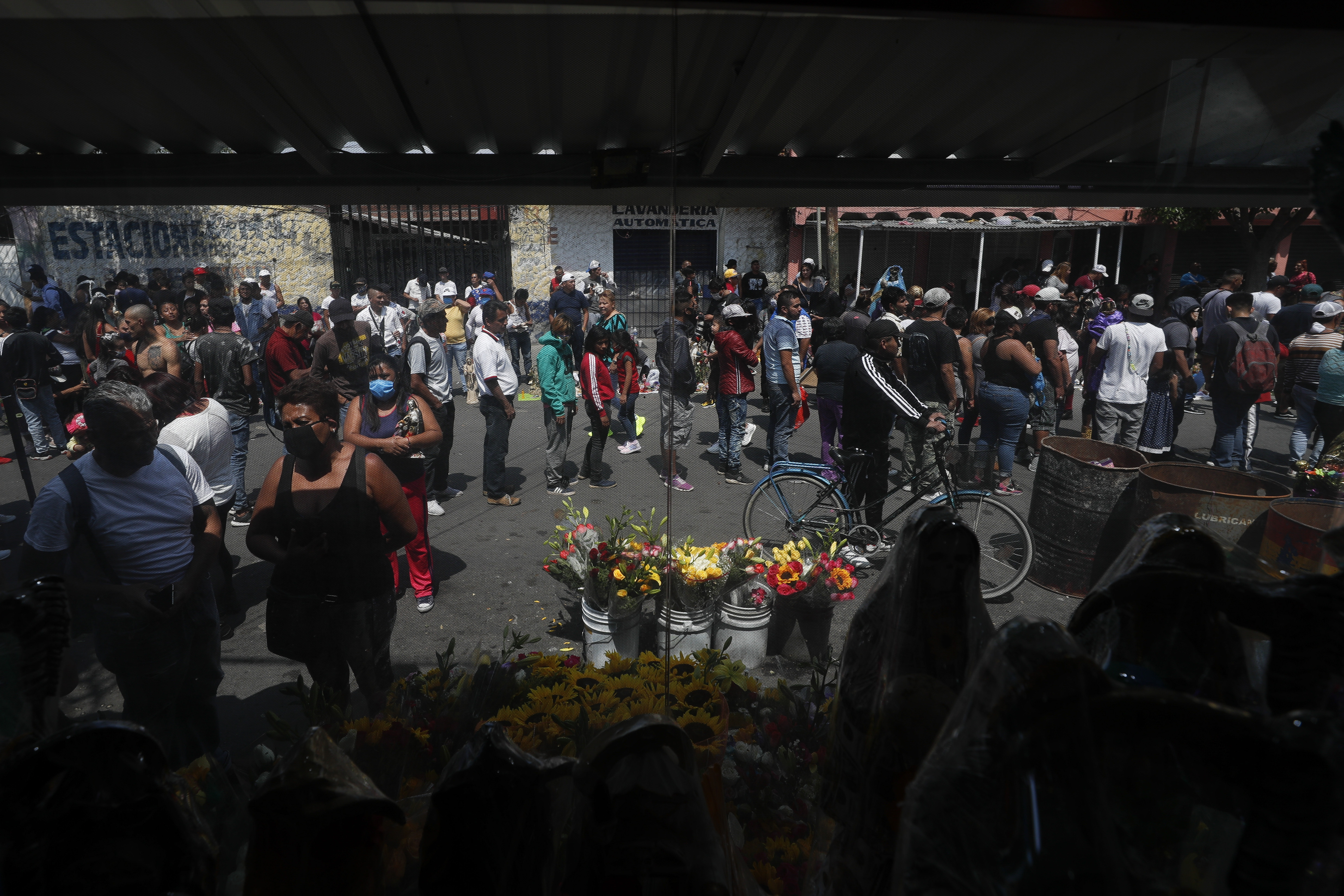Los devotos de la Santa Muerte son vistos a través de una ventana en su altar en el barrio de Tepito de la Ciudad de México. (Foto: AP / Rebecca Blackwell)