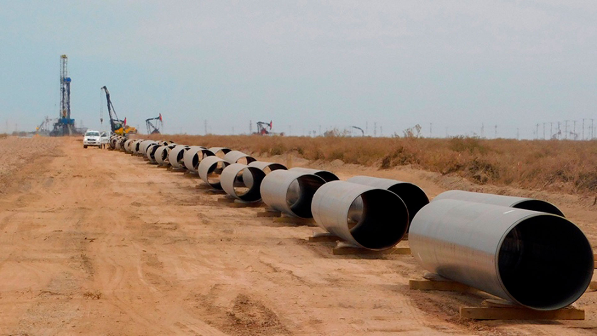 Caños para la foto del gasoducto que unirá Vaca Muerta con la provincia de Buenos Aires