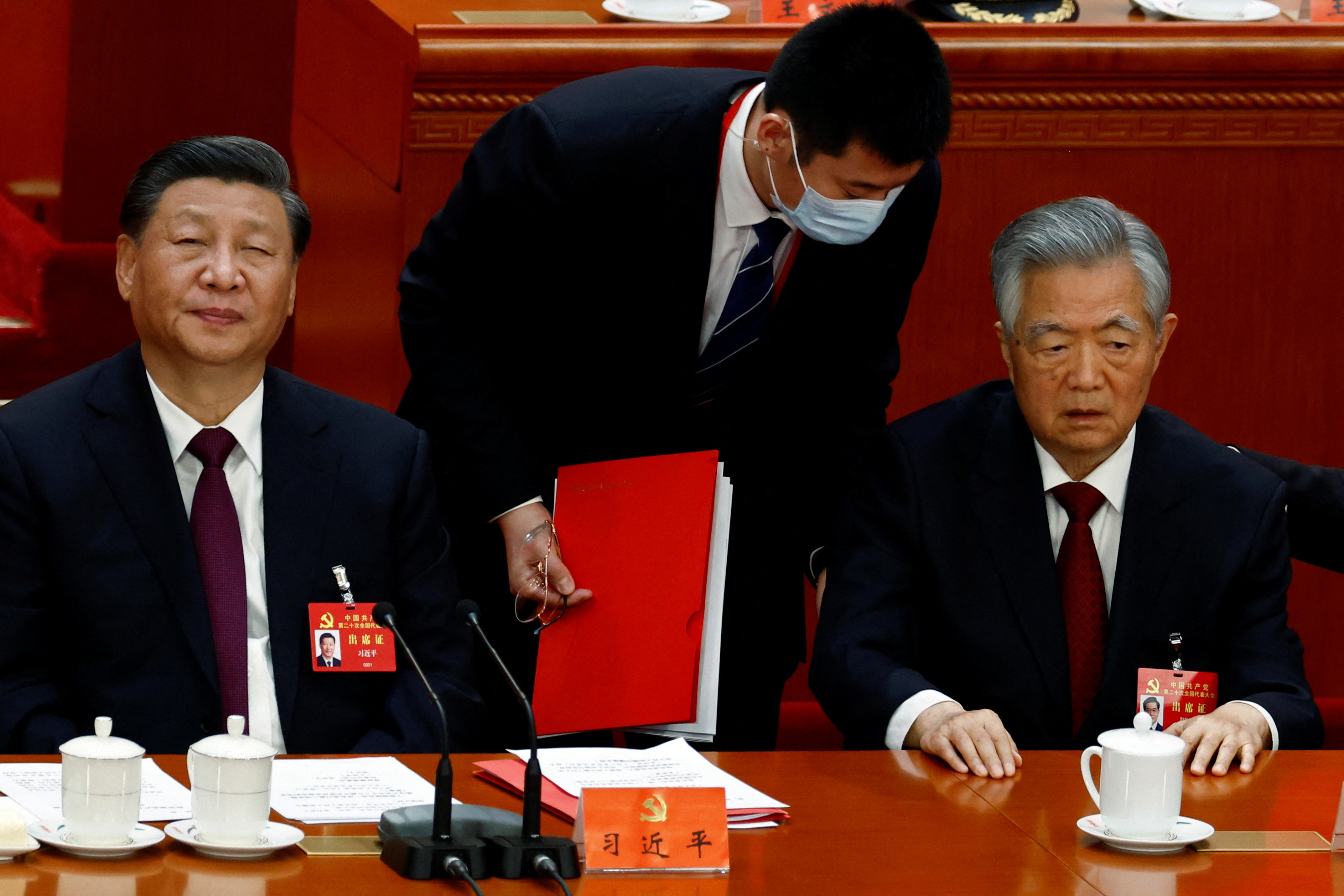El jefe del régimen chino Xi Jinping y su predecesor Hu Jintao asisten a la ceremonia de clausura del 20º Congreso Nacional del Partido Comunista de China, en el Gran Salón del Pueblo en Beijing