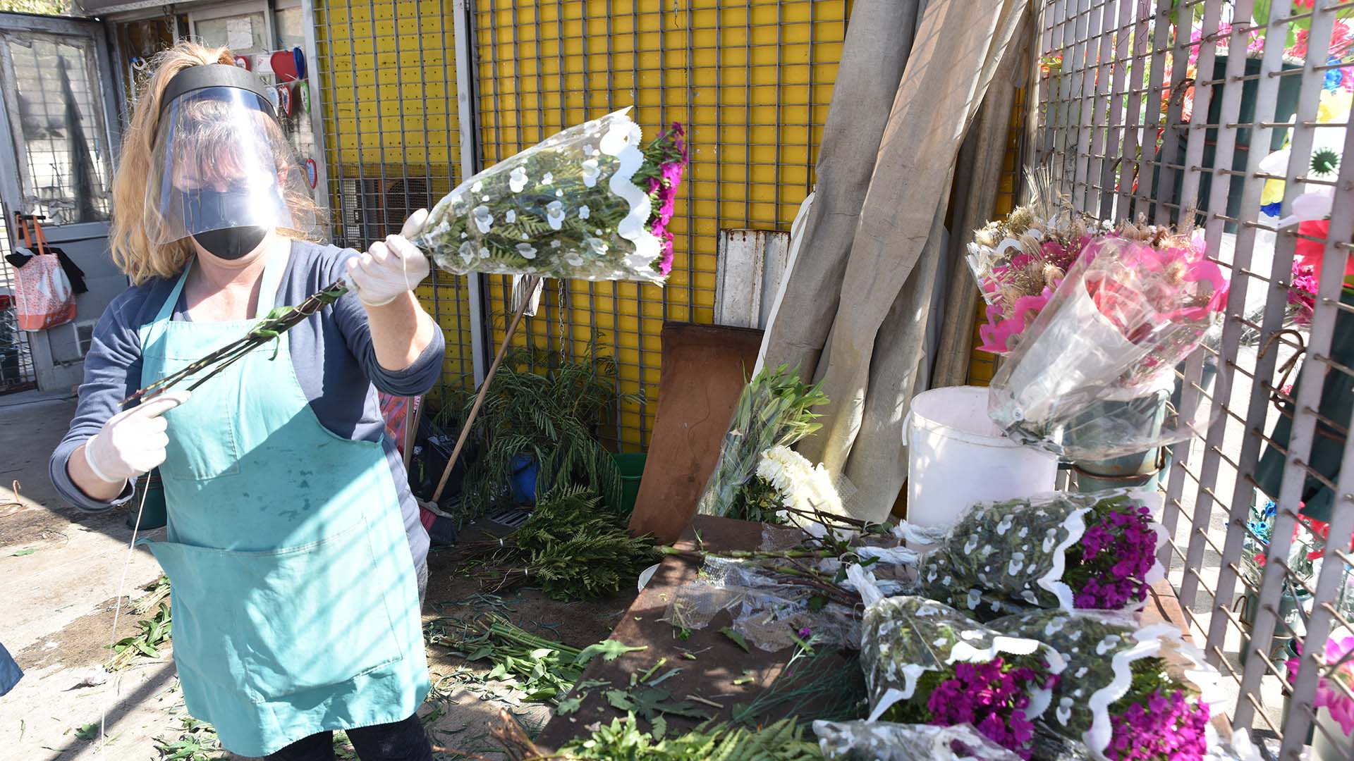 Con la reapertura de los cementerios volvieron a los puestos de flores