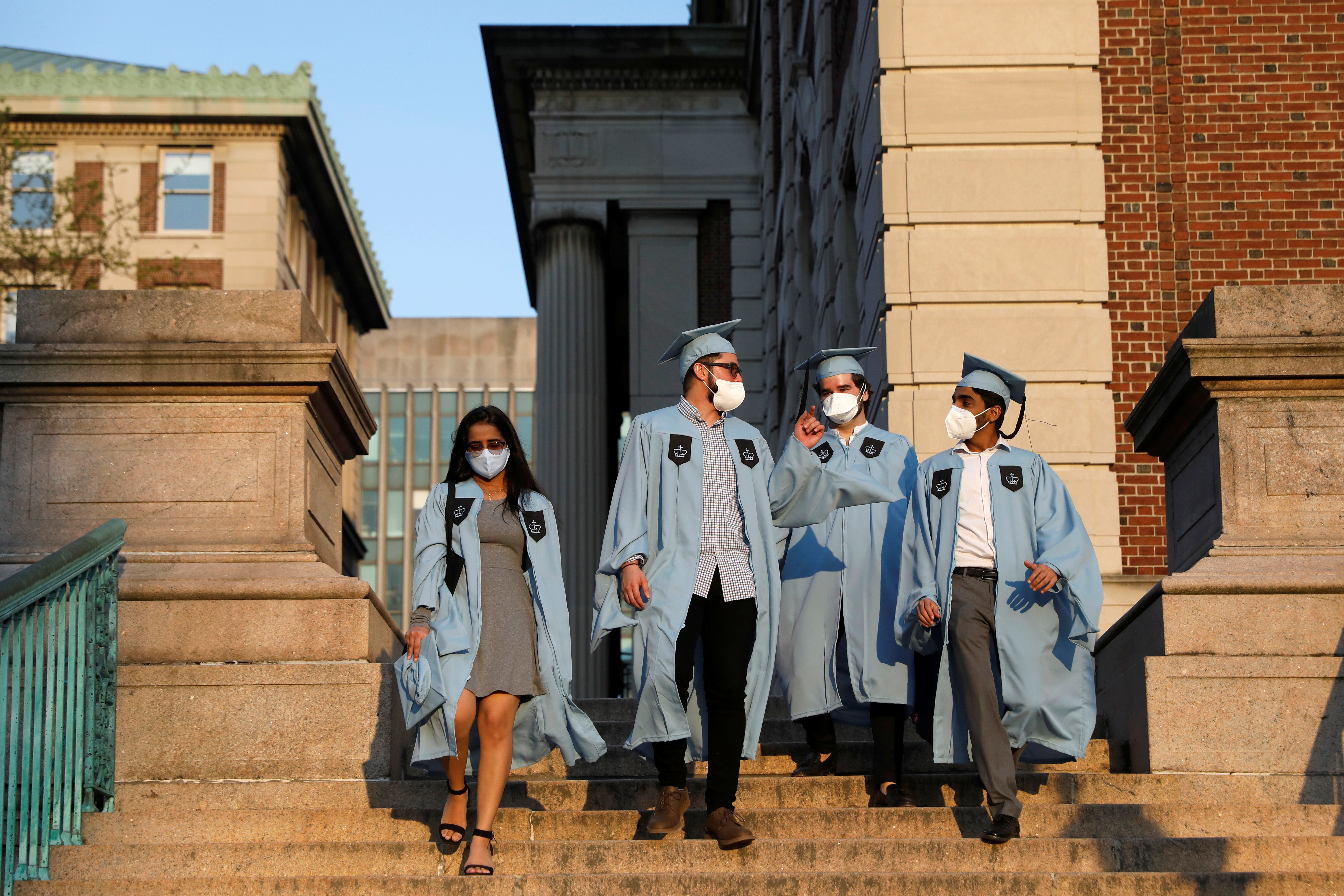 Estudiantes graduados de la Universidad de Columbia en New York City el 15 de mayo de 2020 (REUTERS/Andrew Kelly)