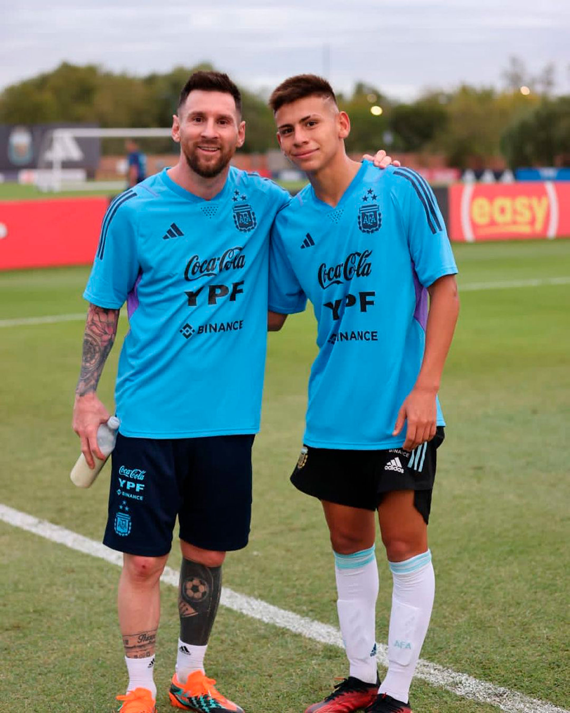 El Diablito Echeverri junto a Lionel Messi tras participar de una práctica con la selección mayor de Argentina (@claudioecheverri_)