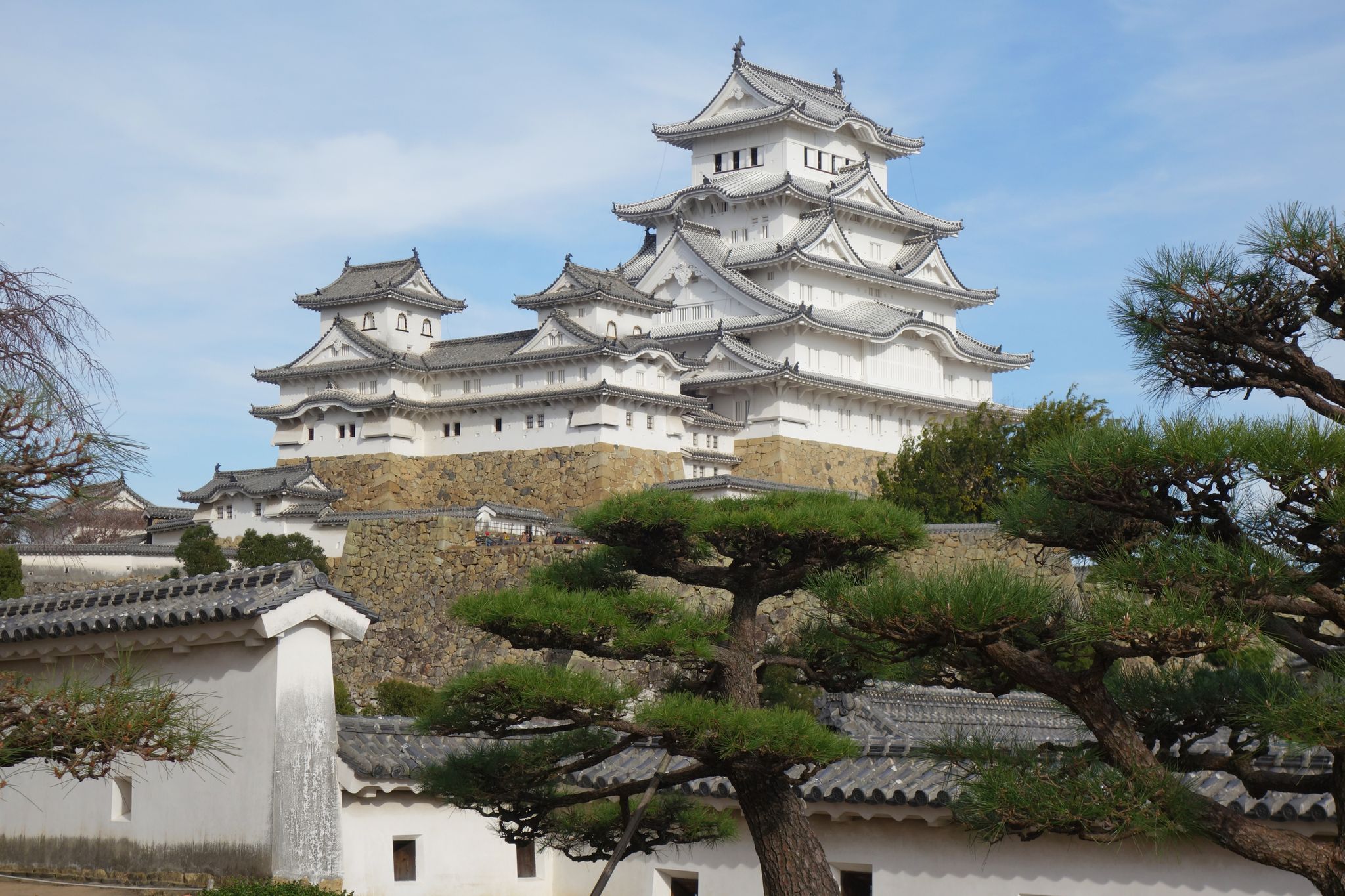 ARCHIVO - El Castillo Himeji es una de las grandes atracciones de Japón. El país asiático vuelve a permitir el ingreso de turistas extranjeros, pero en principio solo en viajes organizados. Foto: Andreas Drouve/dpa