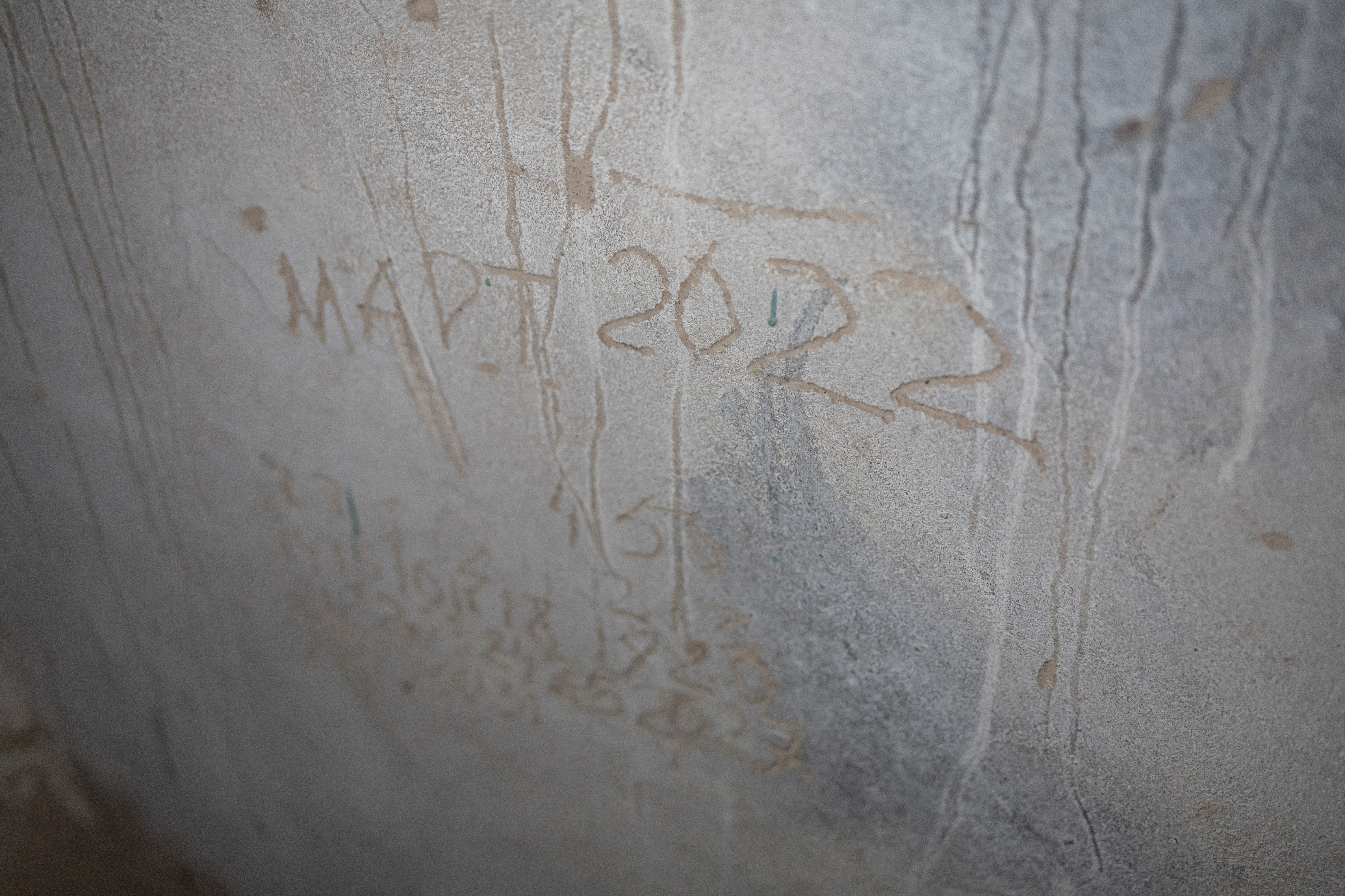 Las palabras "marzo del 2022" están grabadas en una pared dentro del sótano de una escuela, mientras continúa la invasión rusa de Ucrania, en el pueblo de Yahidne, cerca de Chernihiv, Ucrania, el 6 de abril de 2022. REUTERS/Marko Djurica 