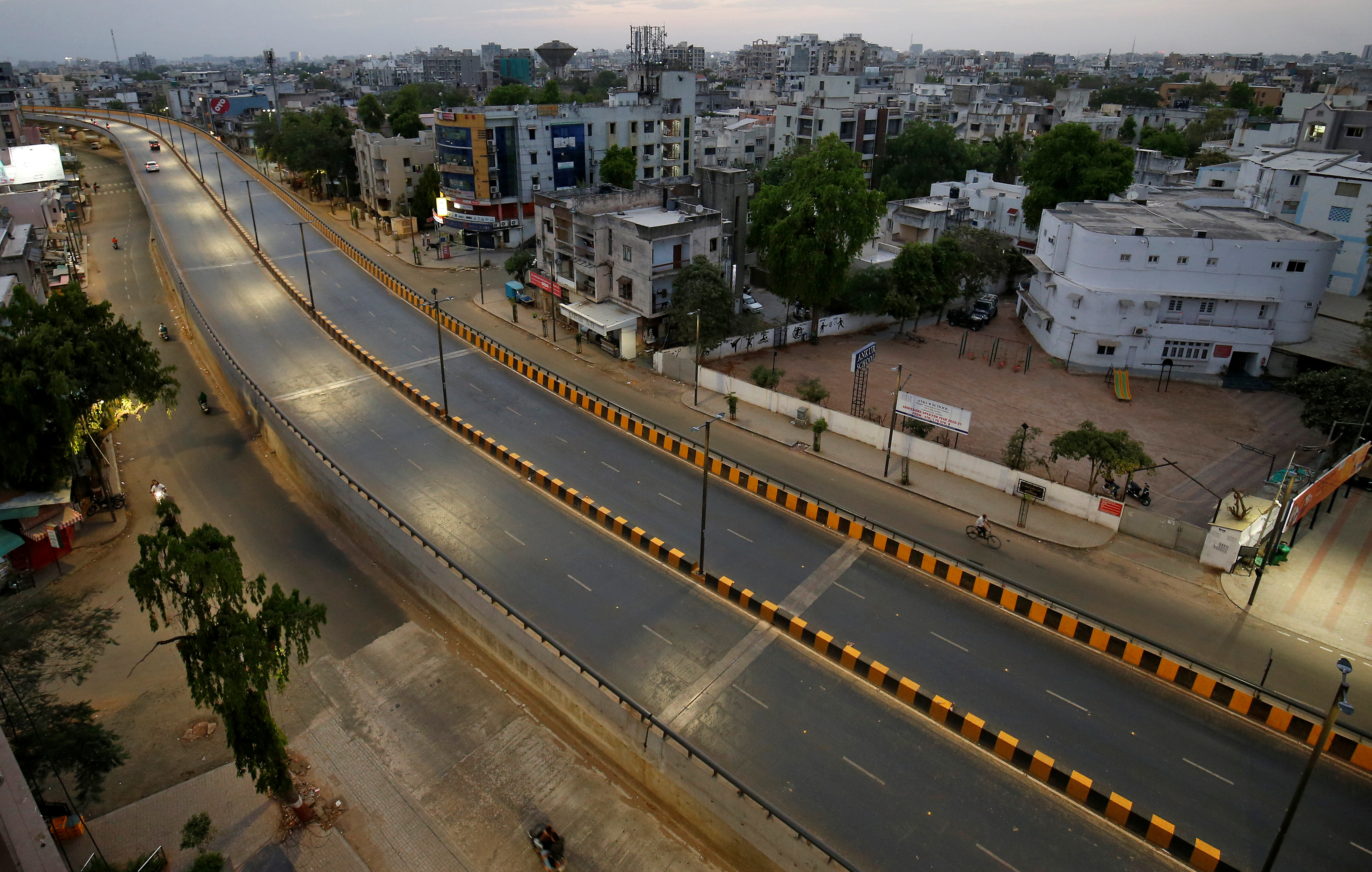 Una de las avenidas principales de Ahmedabad, India, sin tránsito (REUTERS/Amit Dave)