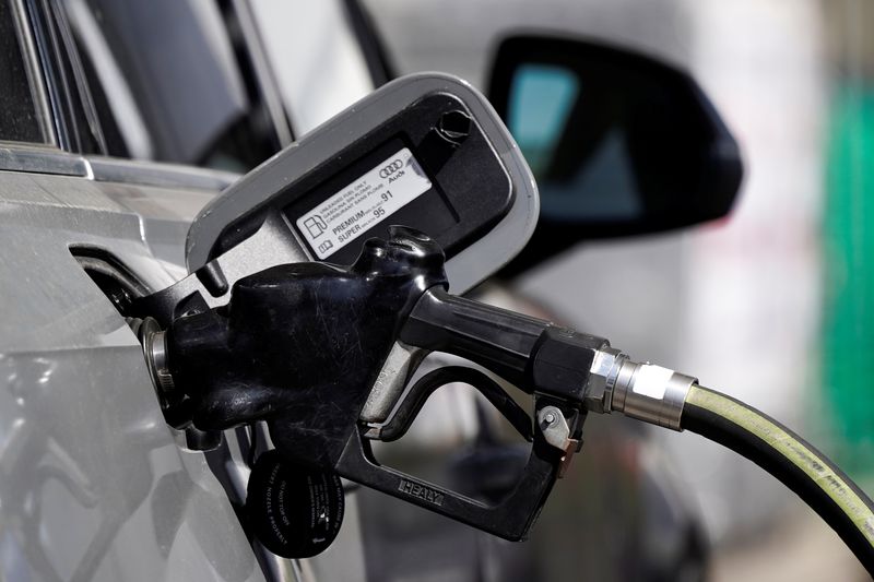 Filfoto: REUTERS / Bing Guan en bensinpumpe på en bensinstasjon i vestlige Hollywood, California, USA