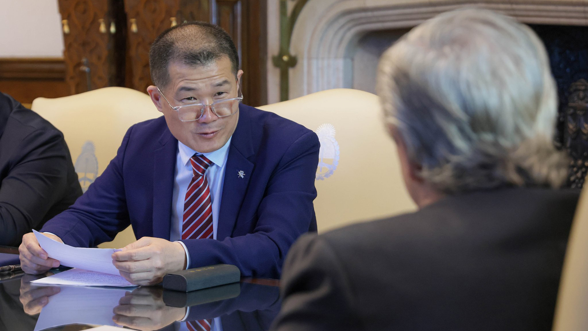 El titular de la empresa china Wuhan Yangluo Port Service Co, Xu Baowei, en su diálogo con el presidente argentino.
