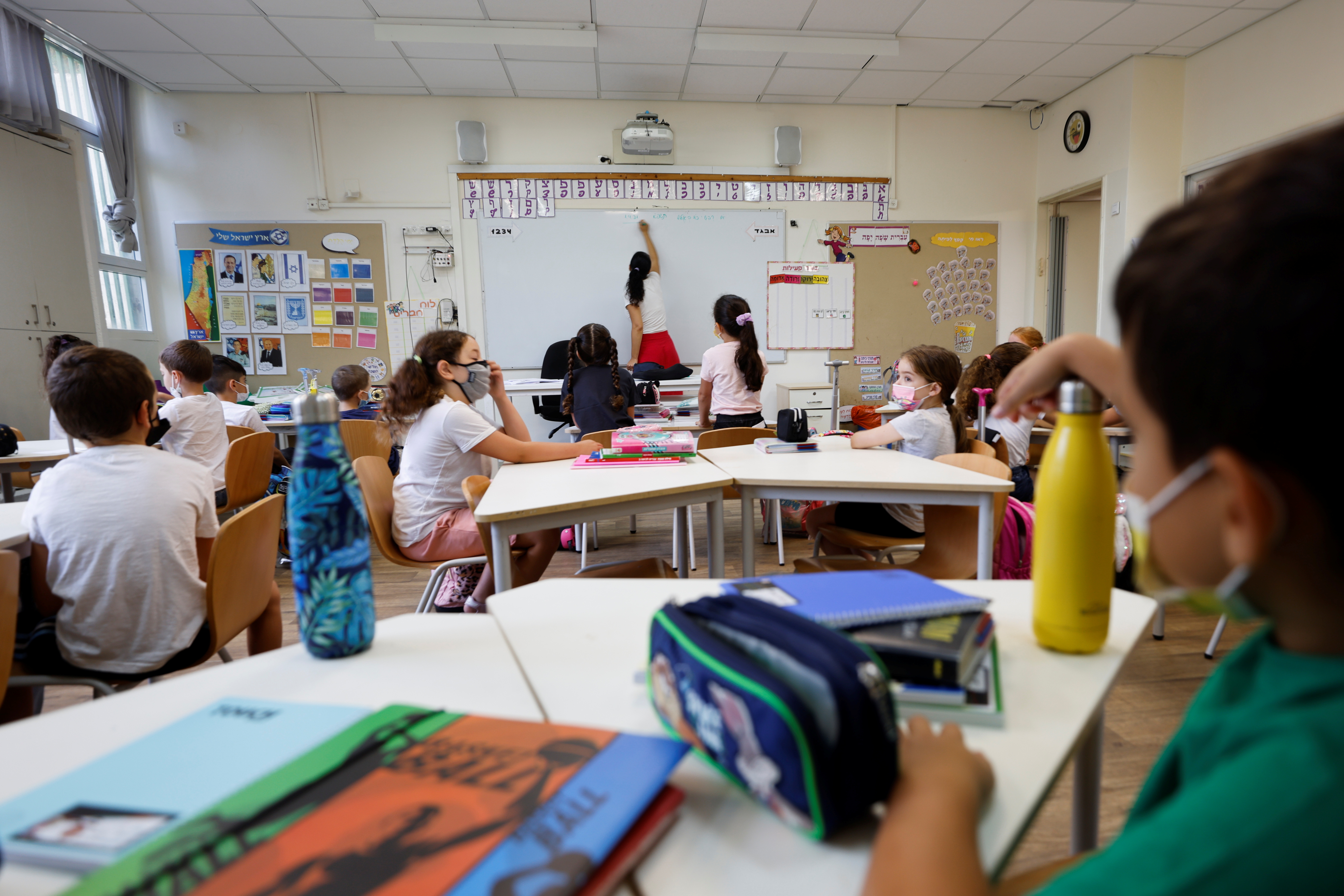 Niños con mascarillas asisten a la primera clase del nuevo ciclo escolar en la Escuela Primaria Arazim en Tel Aviv, Israel, el 1 de septiembre de 2021. REUTERS / Amir Cohen
