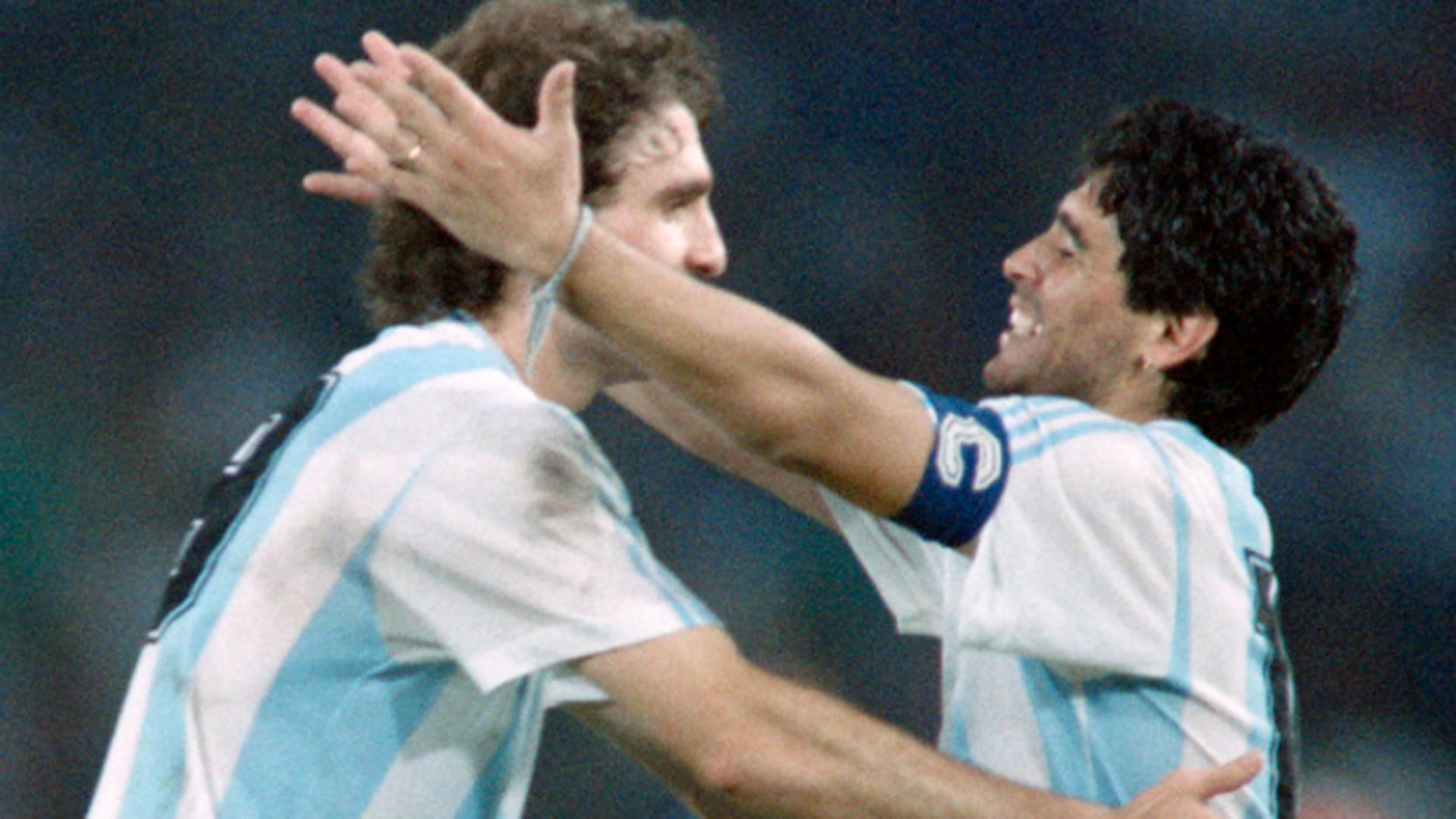 Ruggeri y Maradona, abrazo del alma en la Selección