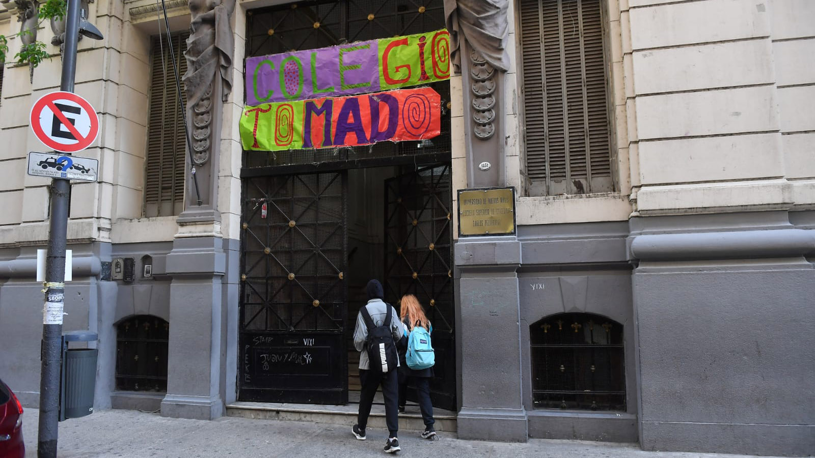 La presidenta del centro de estudiantes del Pellegrini cerró el colegio con candado y ni la rectora pudo entrar - Infobae