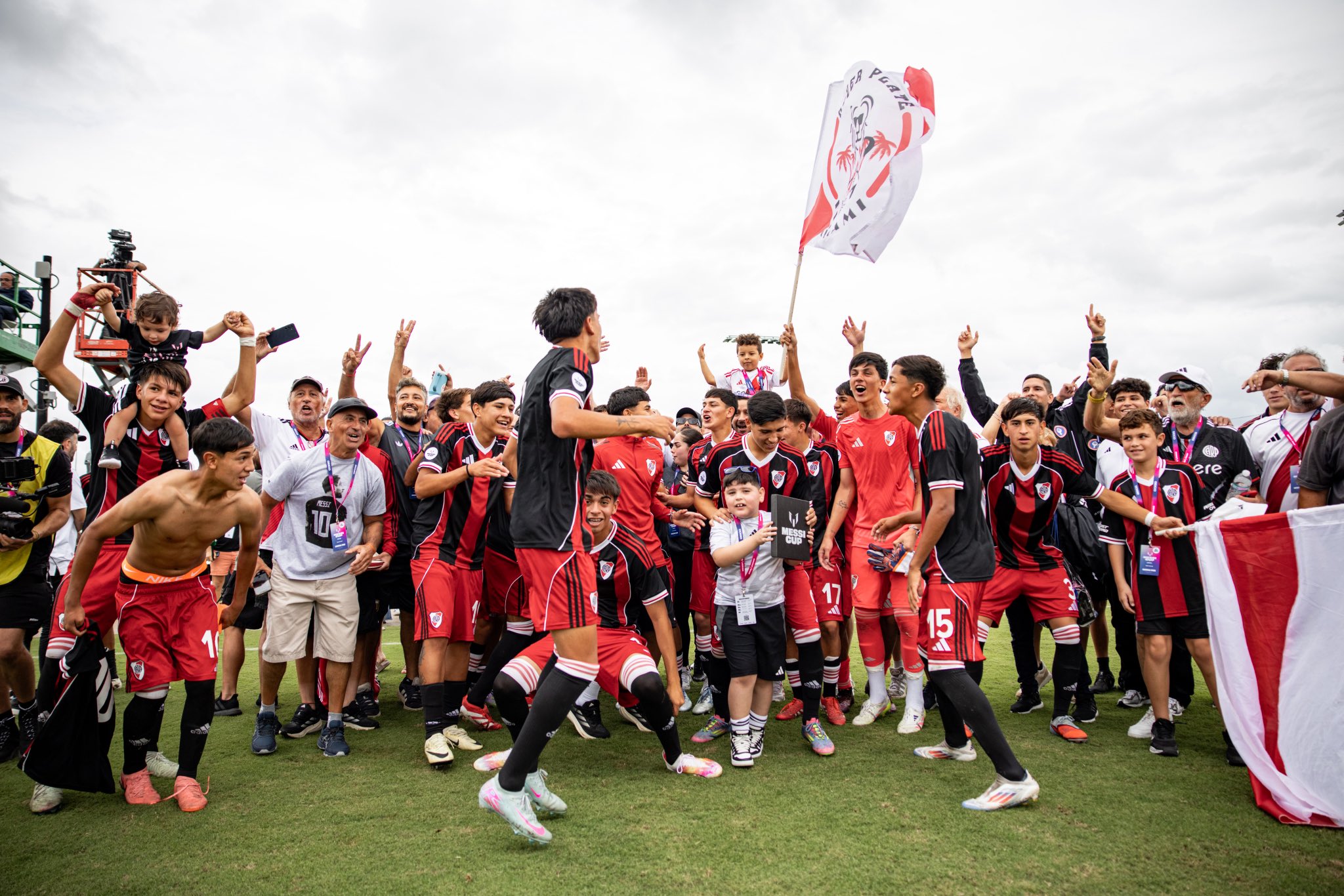 Cuáles son y cuánto valen los autos más lujosos de la mansión de Pilar adjudicada a presuntos testaferros de “Chiqui” Tapia 