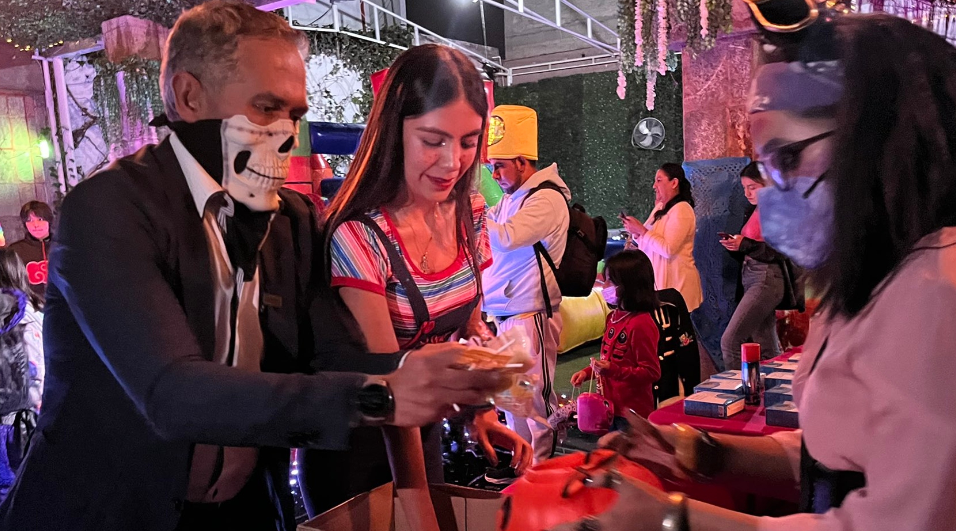 El senador perredista le dio su calaverita a varias niñas y niños en un evento de Aragón, en la CDMX. (Foto: Twitter/@ManceraMiguelMX)
