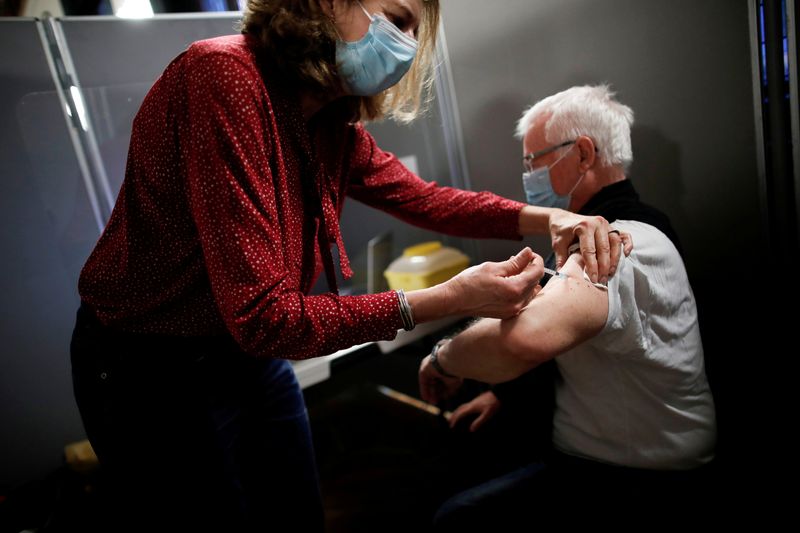 FOTO DE ARCHIVO: Una persona mayor recibe la vacuna contra la enfermedad del coronavirus (COVID-19) de Pfizer-BioNTech en un centro de vacunación en el ayuntamiento de París Centro, Francia, 18 de enero de 2021. REUTERS/Benoit Tessier/File Photo