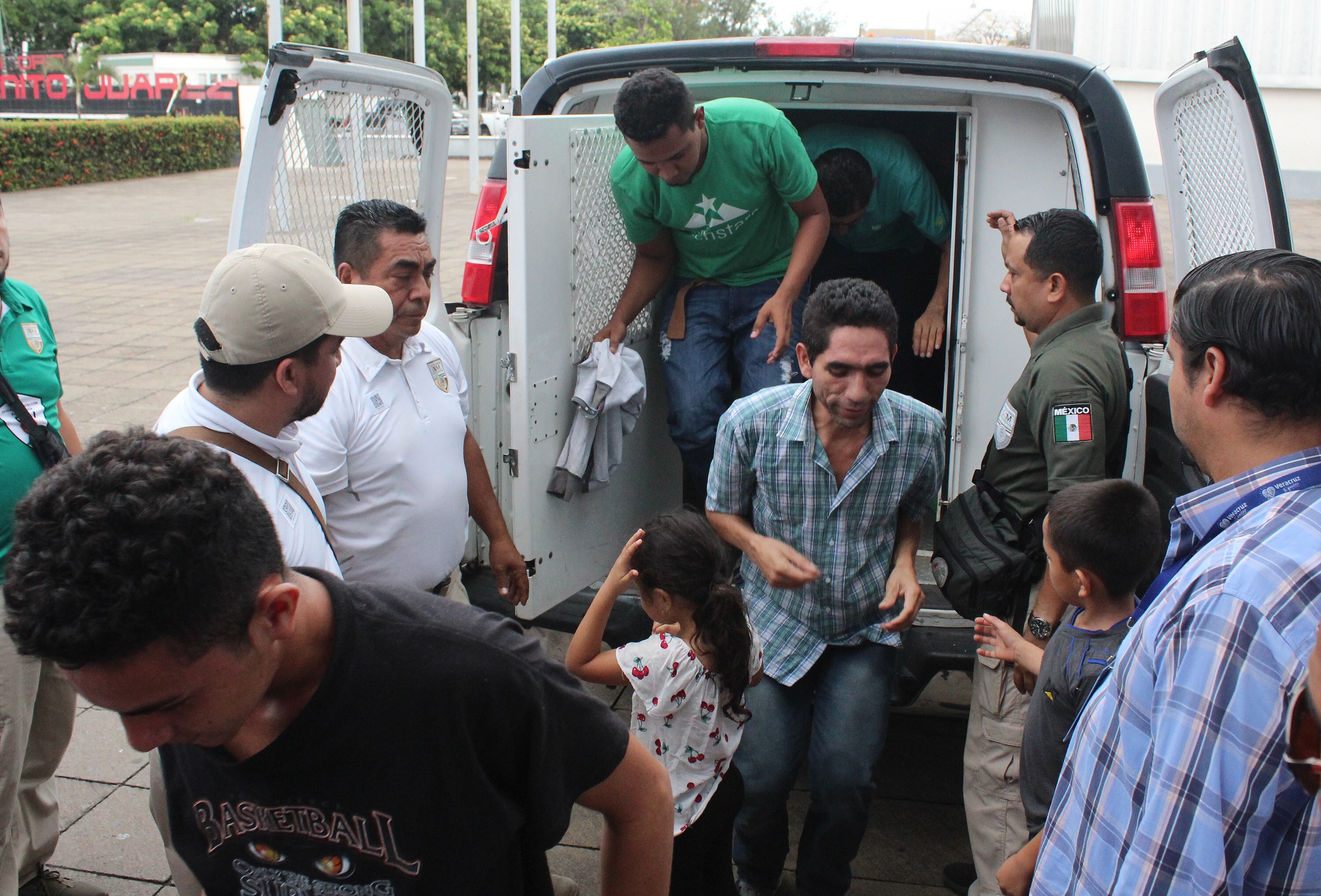 Veracruz: rescataron a un centenar de migrantes centroamericanos que viajaban hacinados en un tráiler