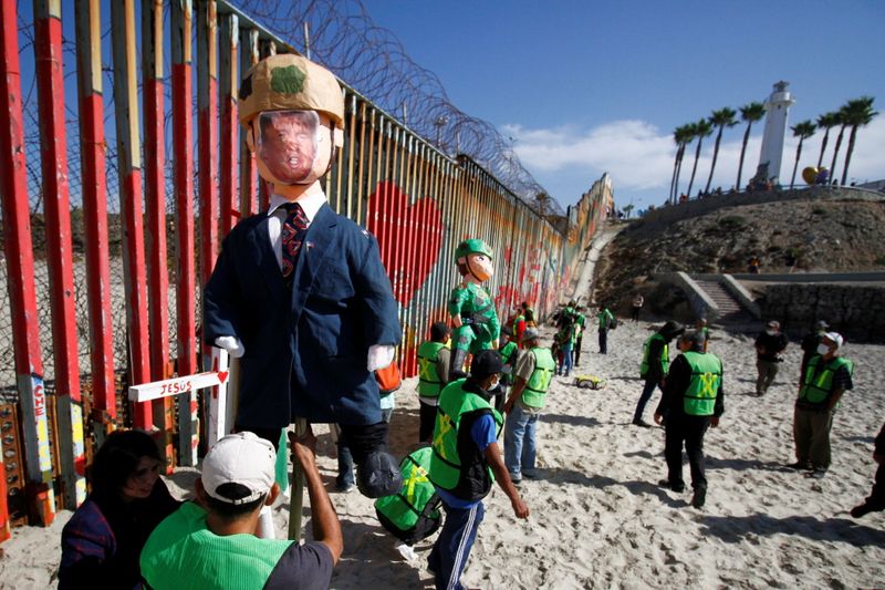 Se calcula que un millón de personas cruzan a diario la frontera entre México y Estados Unidos (Foto: Reuters / Jorge Duenes)