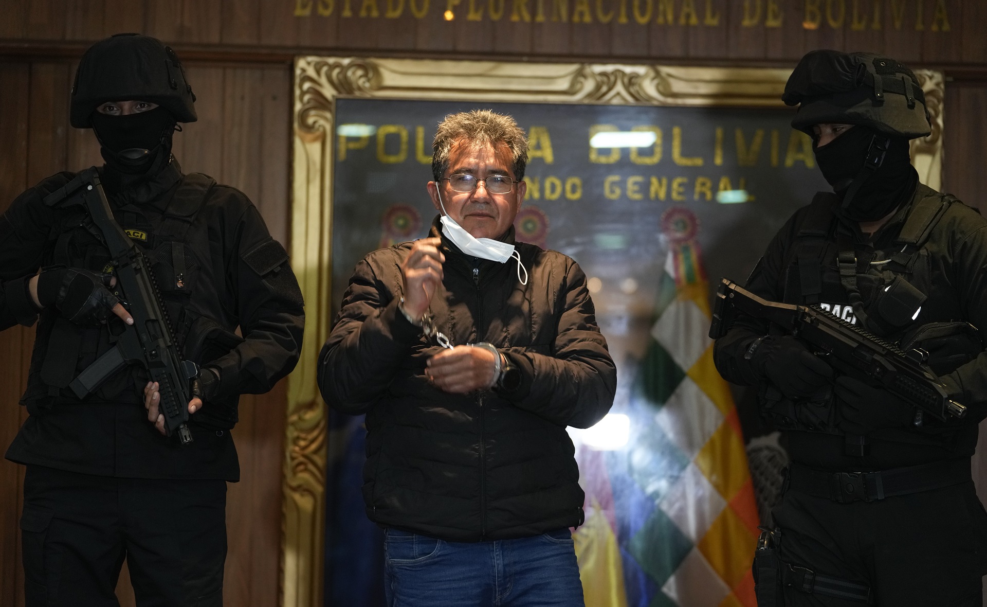 Policías escoltan al excoronel de la policía Maximiliano Dávila (AP)