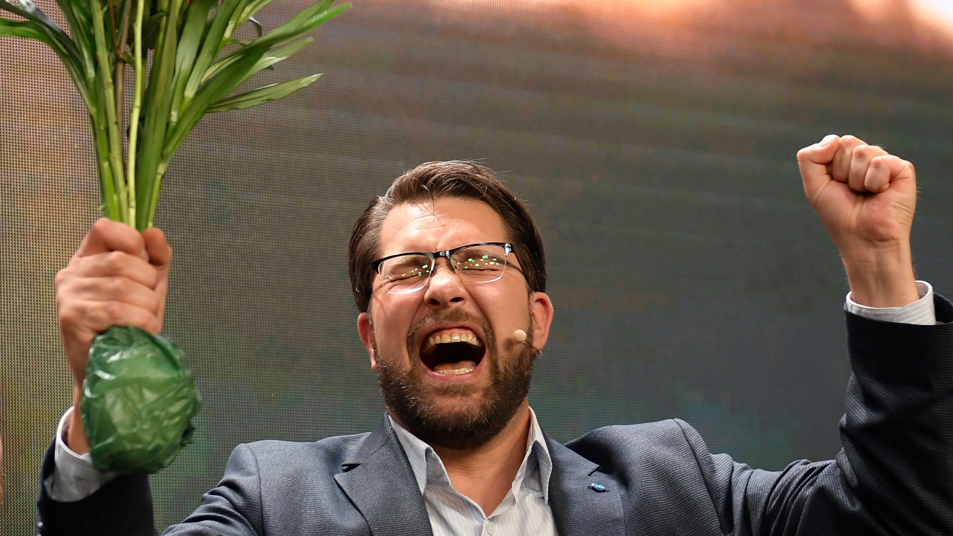 El líder de los Demócratas de Suecia, Jimmie Åkesson, pronuncia un discurso en el Elite Hotel Marina Tower en Nacka, cerca de Estocolmo(Maja Suslin/Agencia de noticias TT vía AP) 