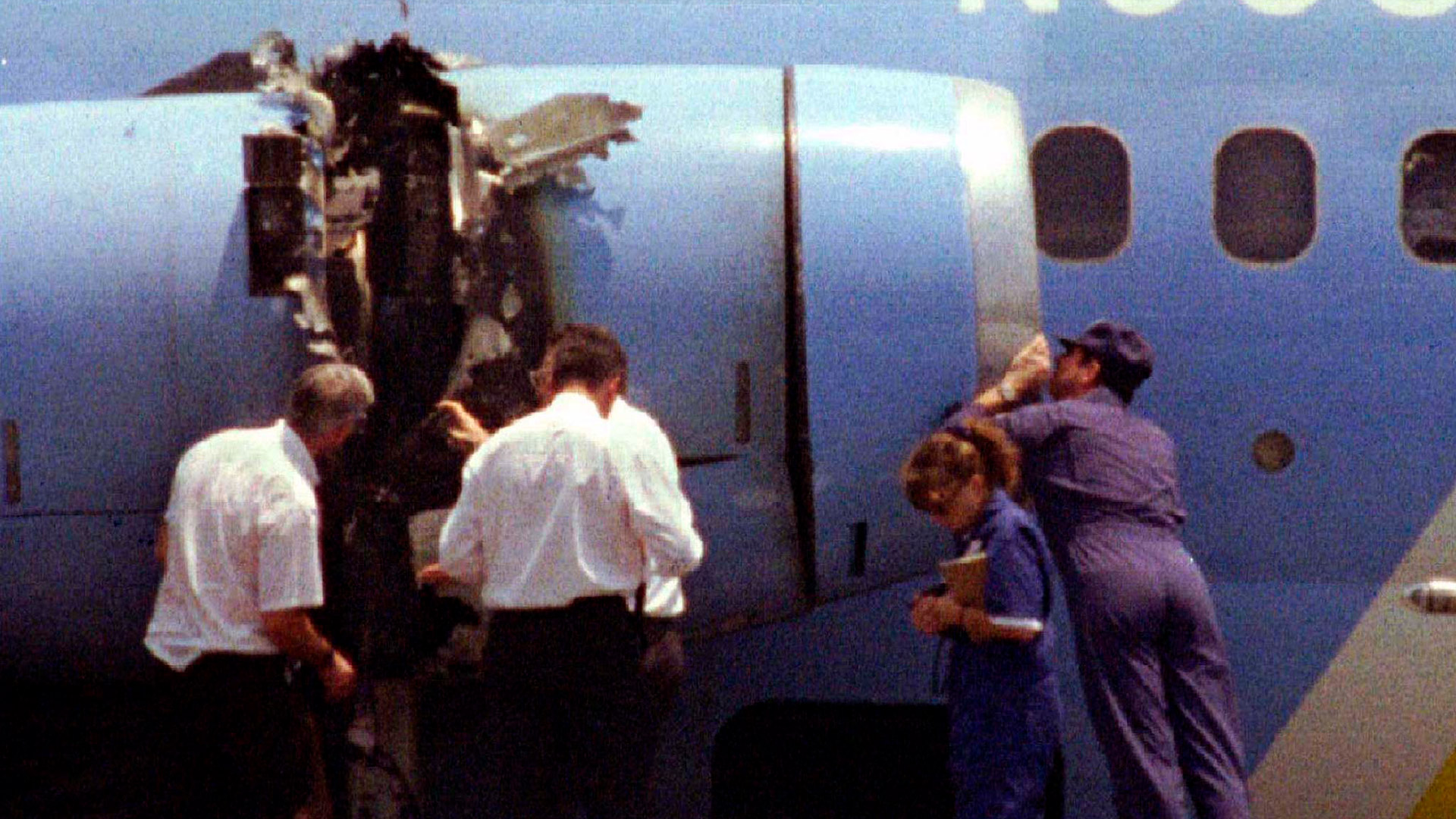 Autoridades de la FAA estadounidense inspeccionan los restos del avión DC-9 que estuvo involucrado en el accidente que dejaría 110 víctimas fatales aquel 11 de mayo de 1996. (Photo by Tami L.)
