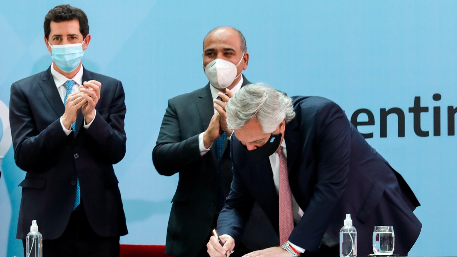 Fernández firma el pacto, junto a Manzur y De Pedro