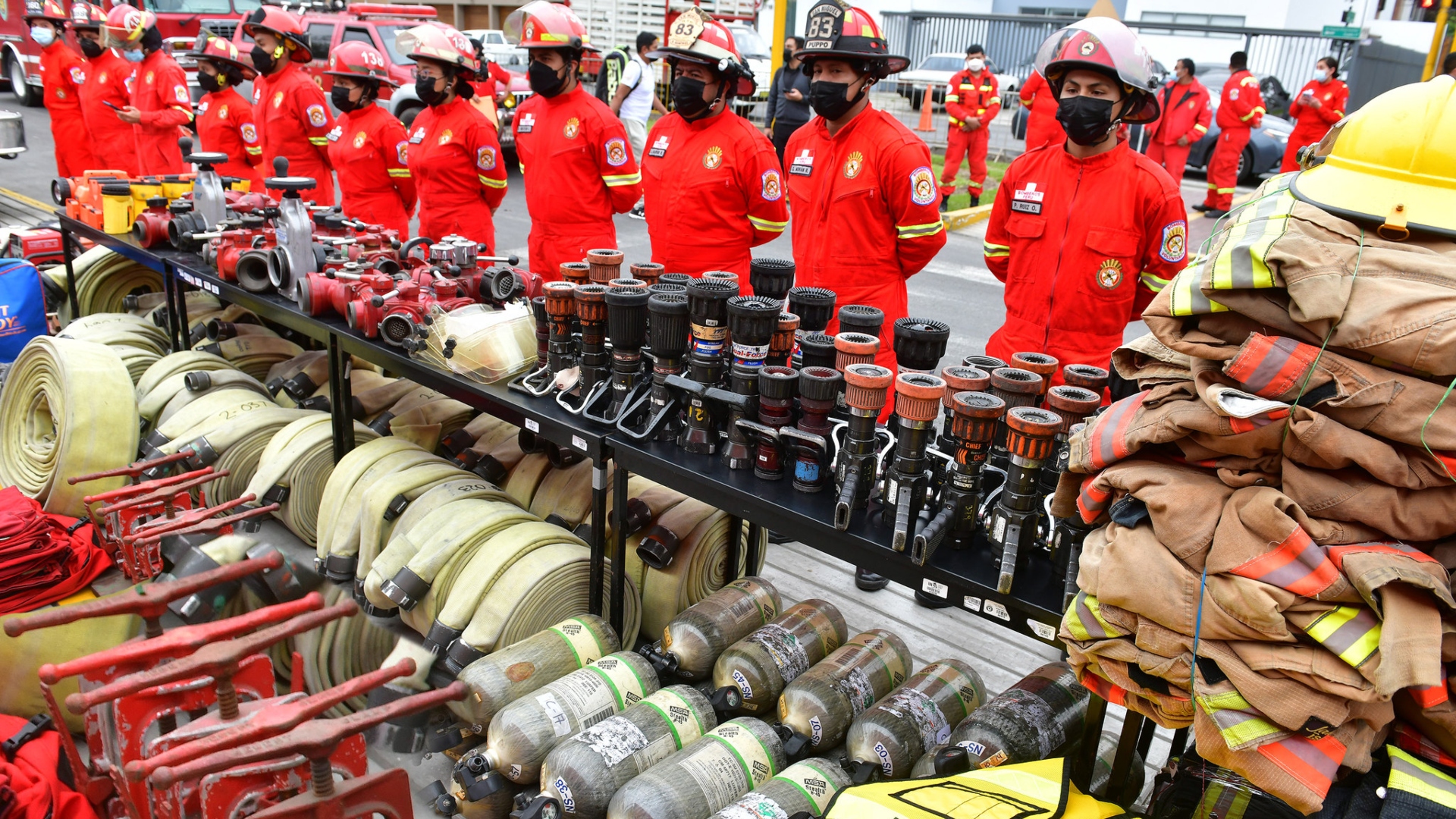 Cuerpo General de Bomberos recibe 400 uniformes y 2 vehículos de rescate