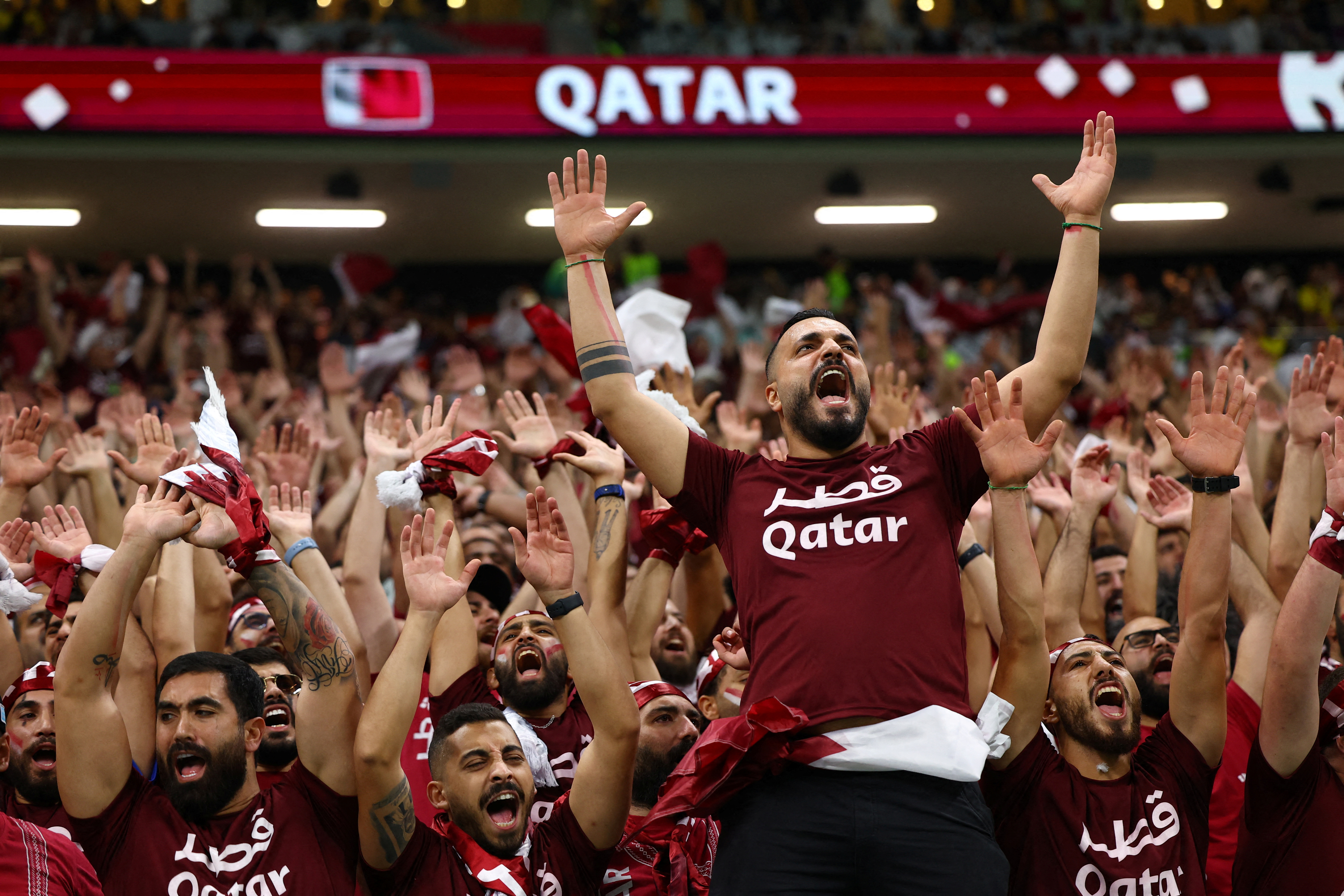 La "barra" de Qatar se vistió con la misma indumentaria. Y consiguió pasar dos bombos, a pesar de que las autoridades les retiraban hasta las golosinas a los concurrentes (REUTERS/Kai Pfaffenbach)