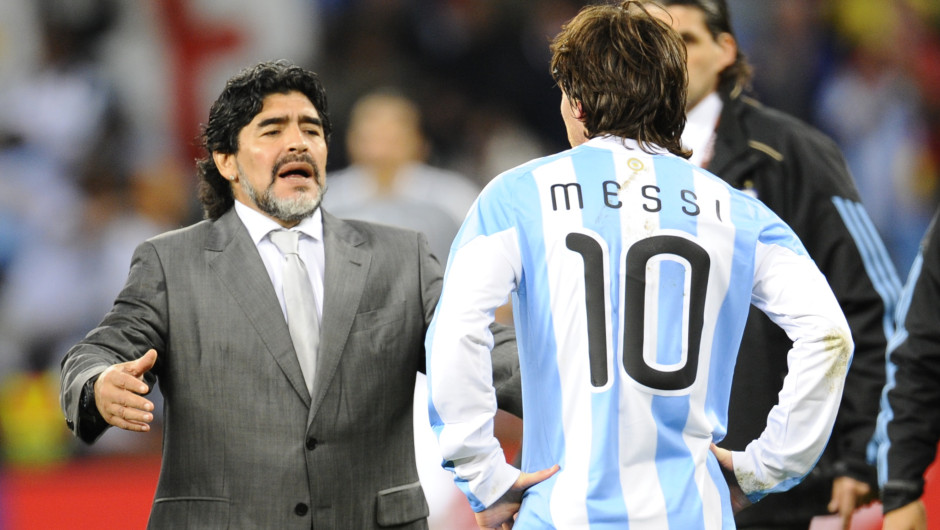 -28/3/2009 usó la 10 por primera vez con Maradona como entrenador tras la renuncia de Juan Román Riquelme
