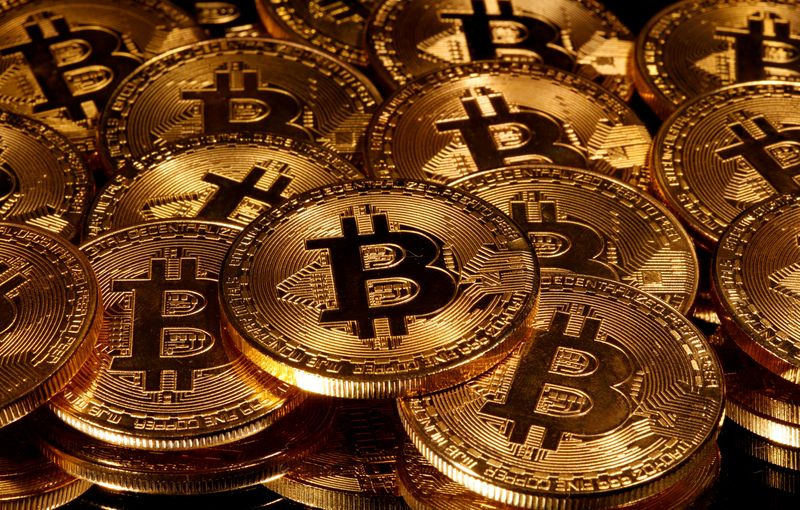 Representaciones de la moneda virtual bitcoin (REUTERS/Dado Ruvic)