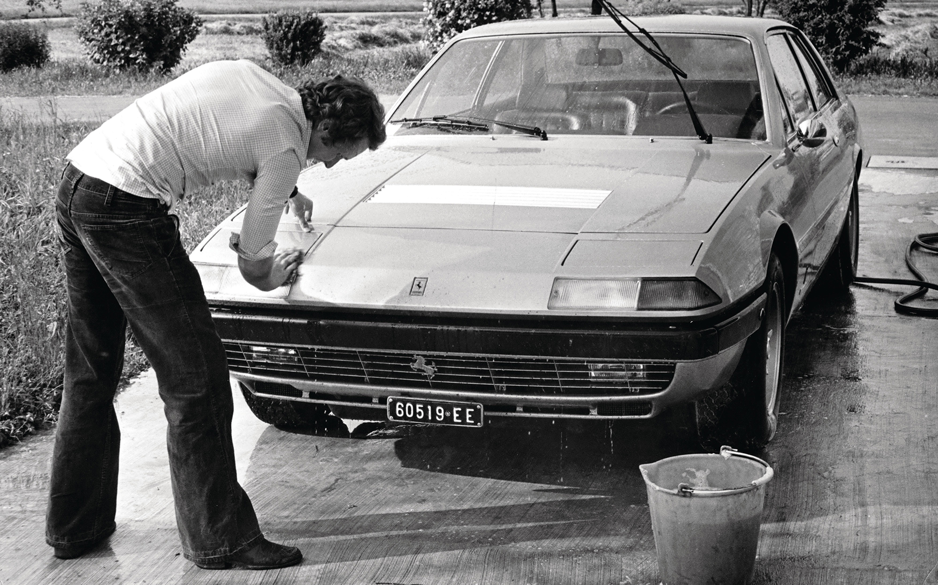 Niki Lauda lavando su Ferrari 365 GT4 2+2 en su casa. El testigo de ser un auto extranjero está marcado en la matrícula con las siglas EE (foto Marcel Massini)