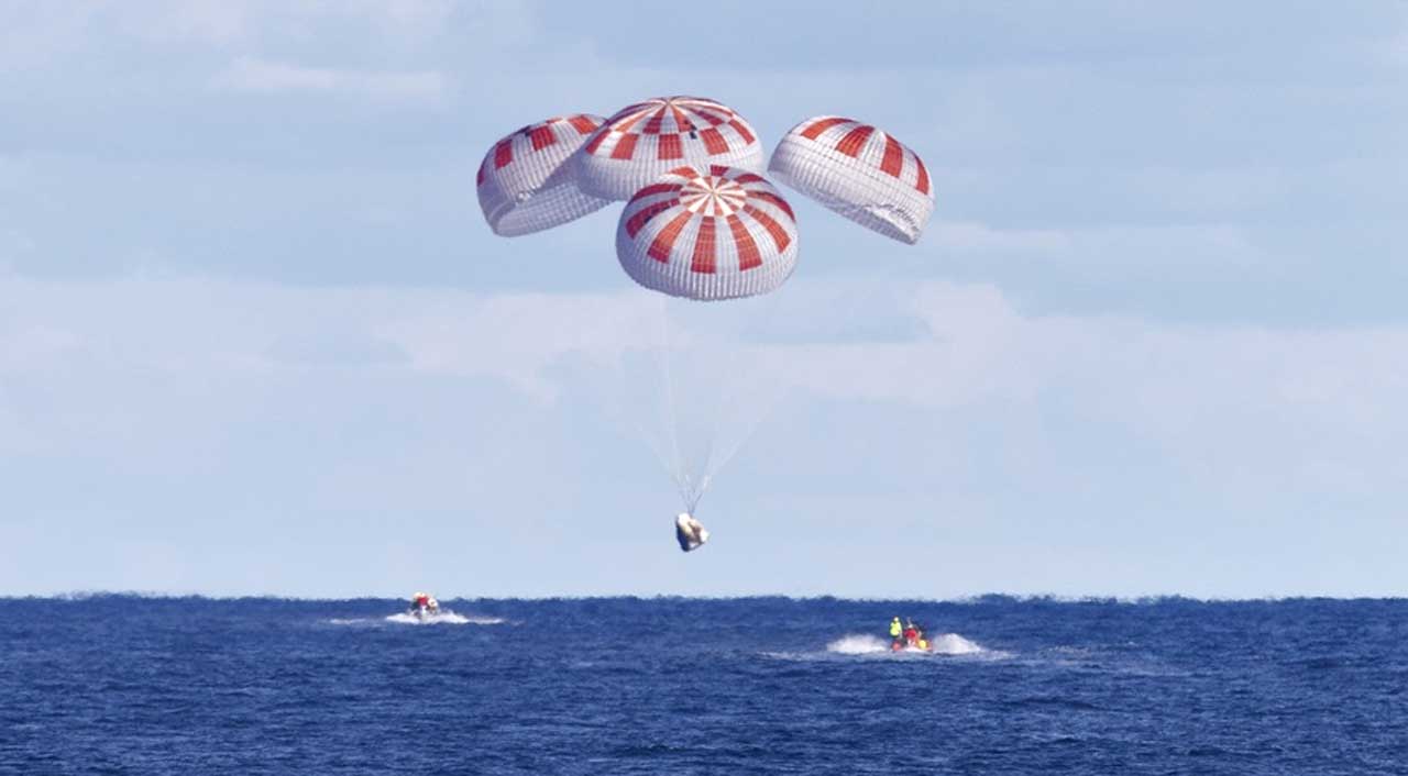 SpaceX realizó varias pruebas del amarizaje asistido por paracaídas de la cápsula Dragon antes del lanzamiento. (Foto. NASA/Cory Huston)