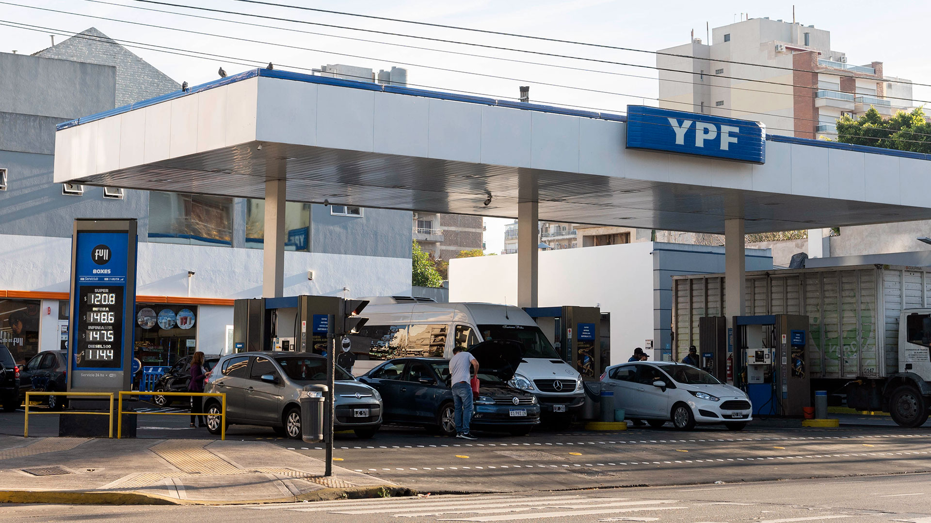 Aumento de la nafta: YPF aseguró que los precios subirán en un “futuro cercano”