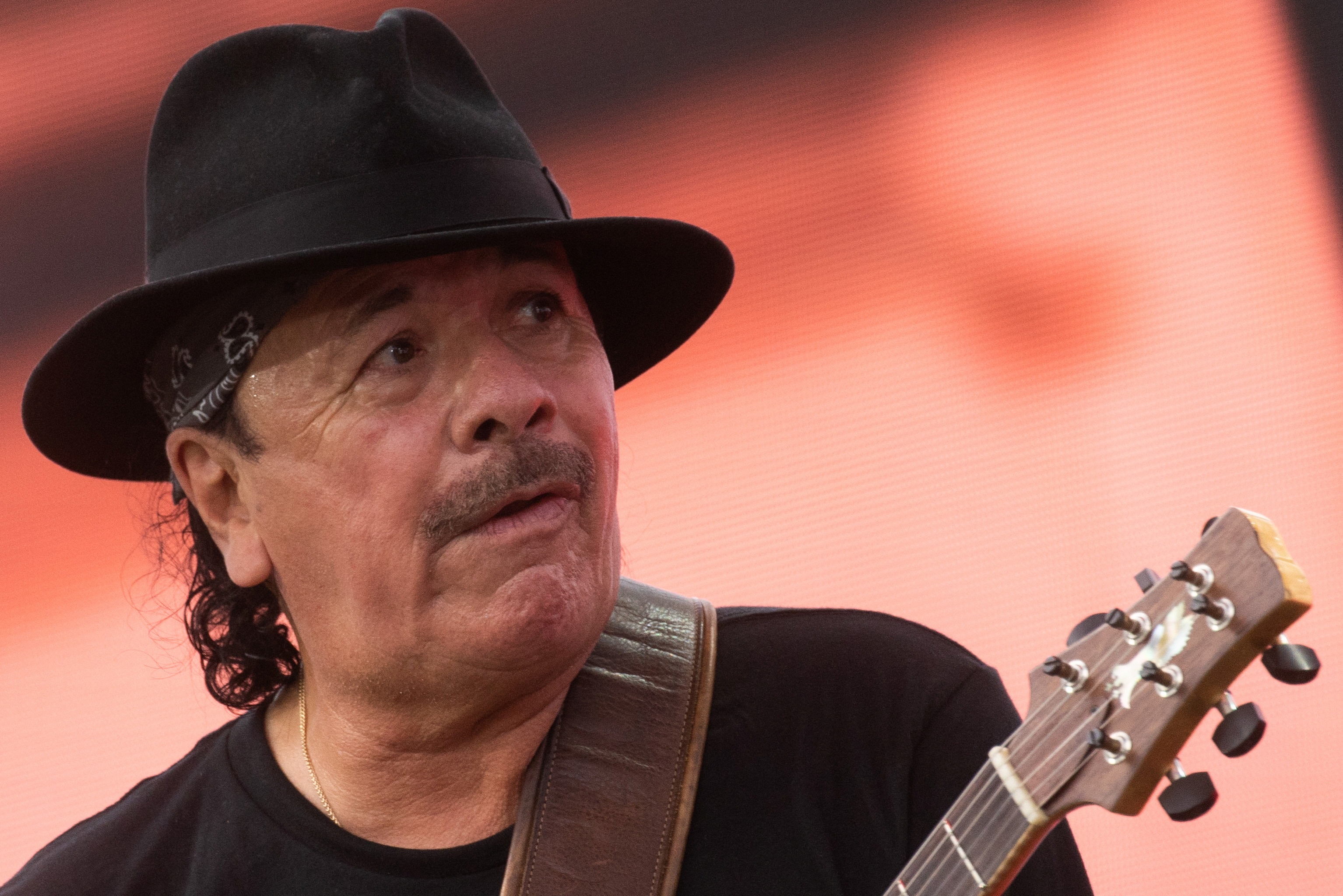 Carlos Santana se desvaneció durante un concierto en Michigan y fue sacado en camilla