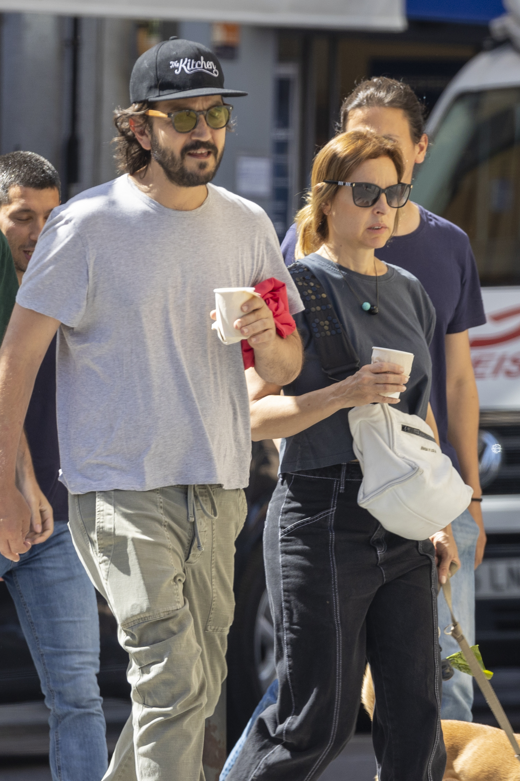 Romántico paseo. Diego Luna y su novia fueron fotografiados mientras recorrían el centro comercial de Madrid, en donde además compraron café para llevar. Su pareja llevó a su mascota de la correa. En tanto, el actor utilizó lentes de sol y gorra, buscando pasar desapercibido