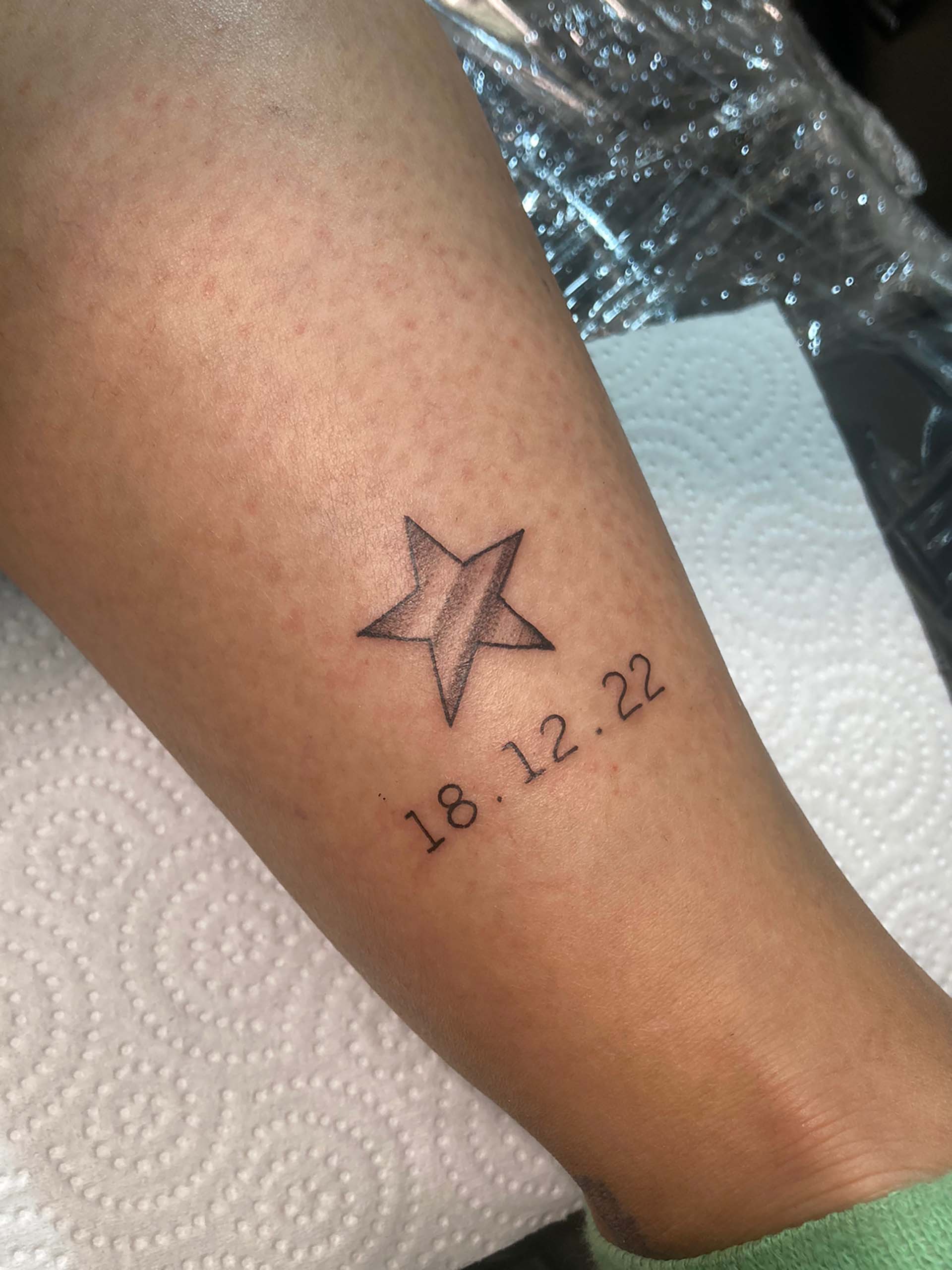 Estrellas, números y fechas entre los motivos que la gente busca para tatuarse en la piel