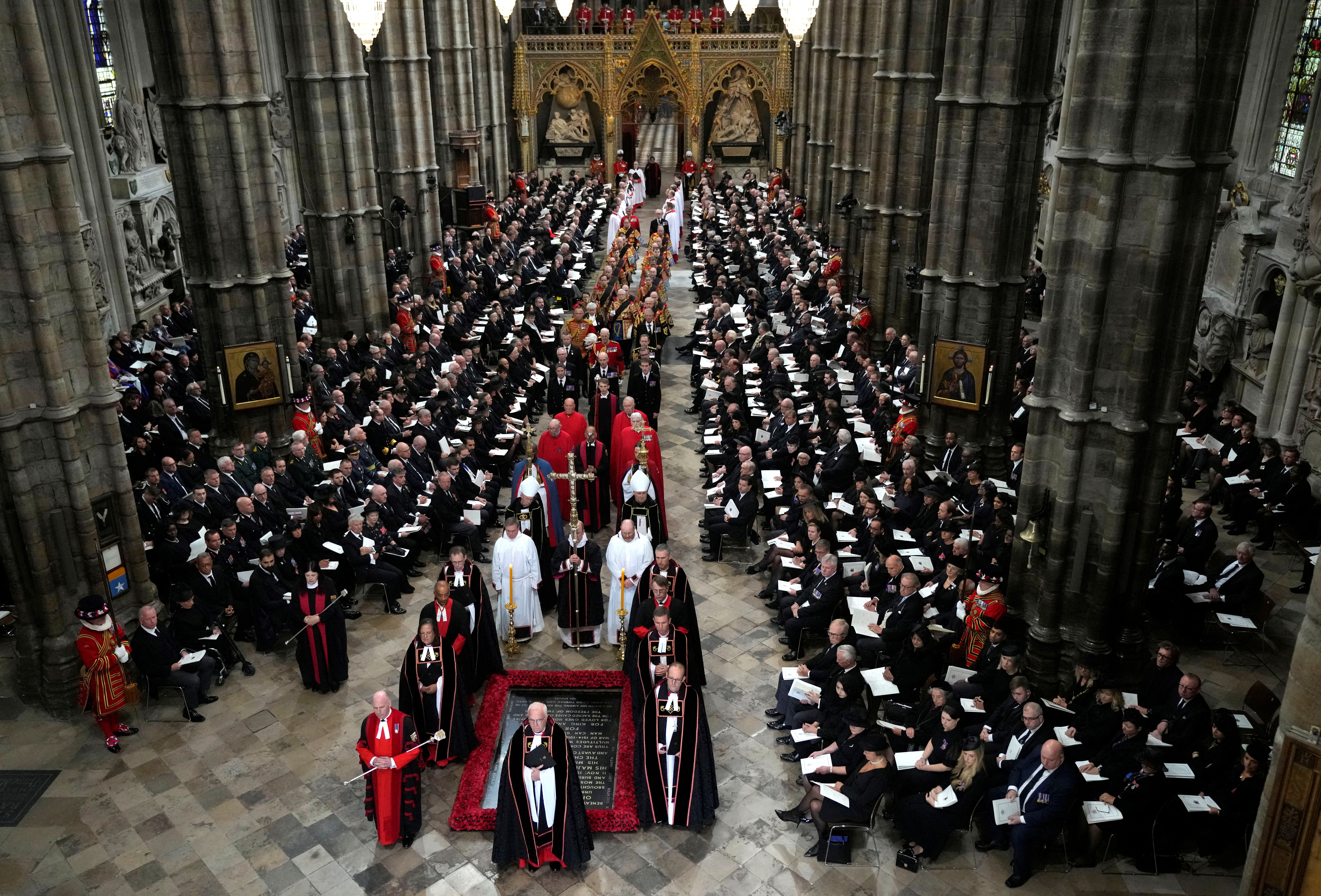 Miembros del clero llegan para el funeral de estado de la reina Isabel II en la Abadía de Westminster. 
