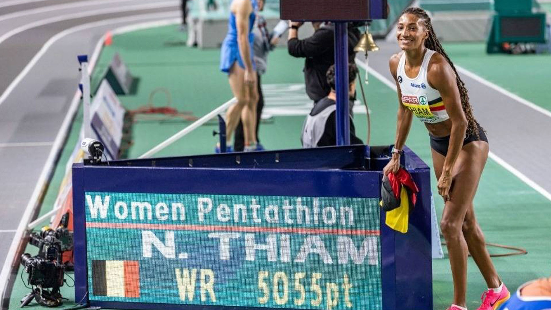 Nafissatou Thiam posa a un lado del letrero luminoso que refleja su proeza: 5.055 puntos en pentatlón y récord mundial
