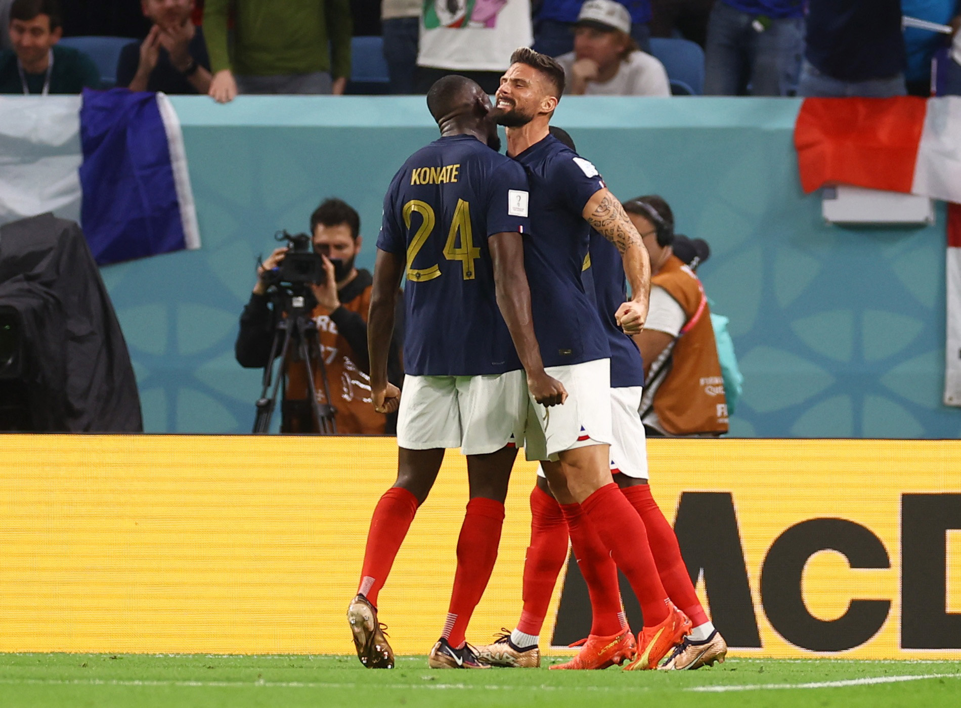 Olivier Giroud está haciendo un gran partido ante Australia. Francia quiere debutar en Qatar con el pie derecho (REUTERS/Kai Pfaffenbach)