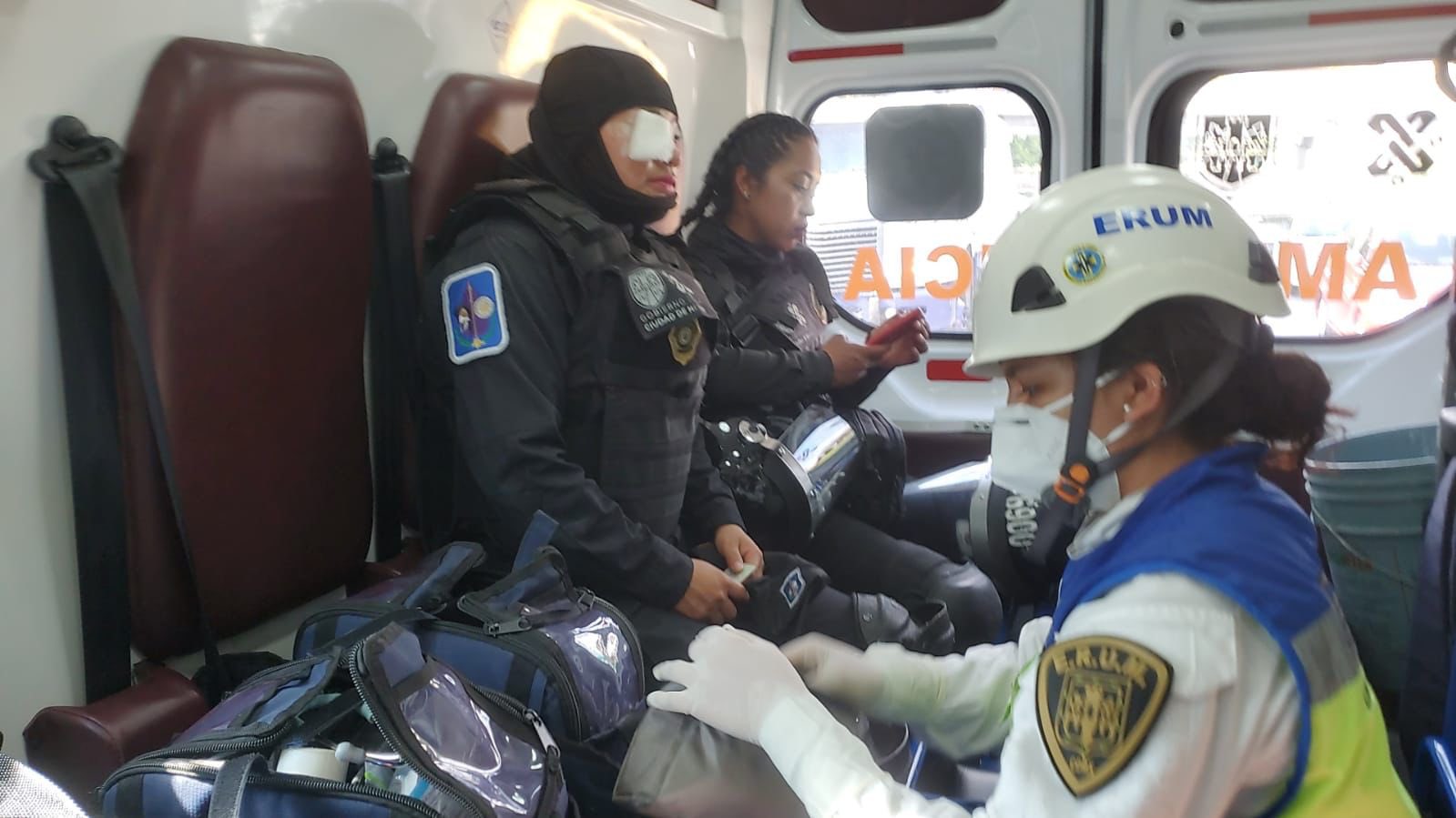 Una mujer policía fue herida en el pómulo con un arma punzocortante, fue trasladada al hospital para ser atendida. (Foto: Twitter / @martibatres)
