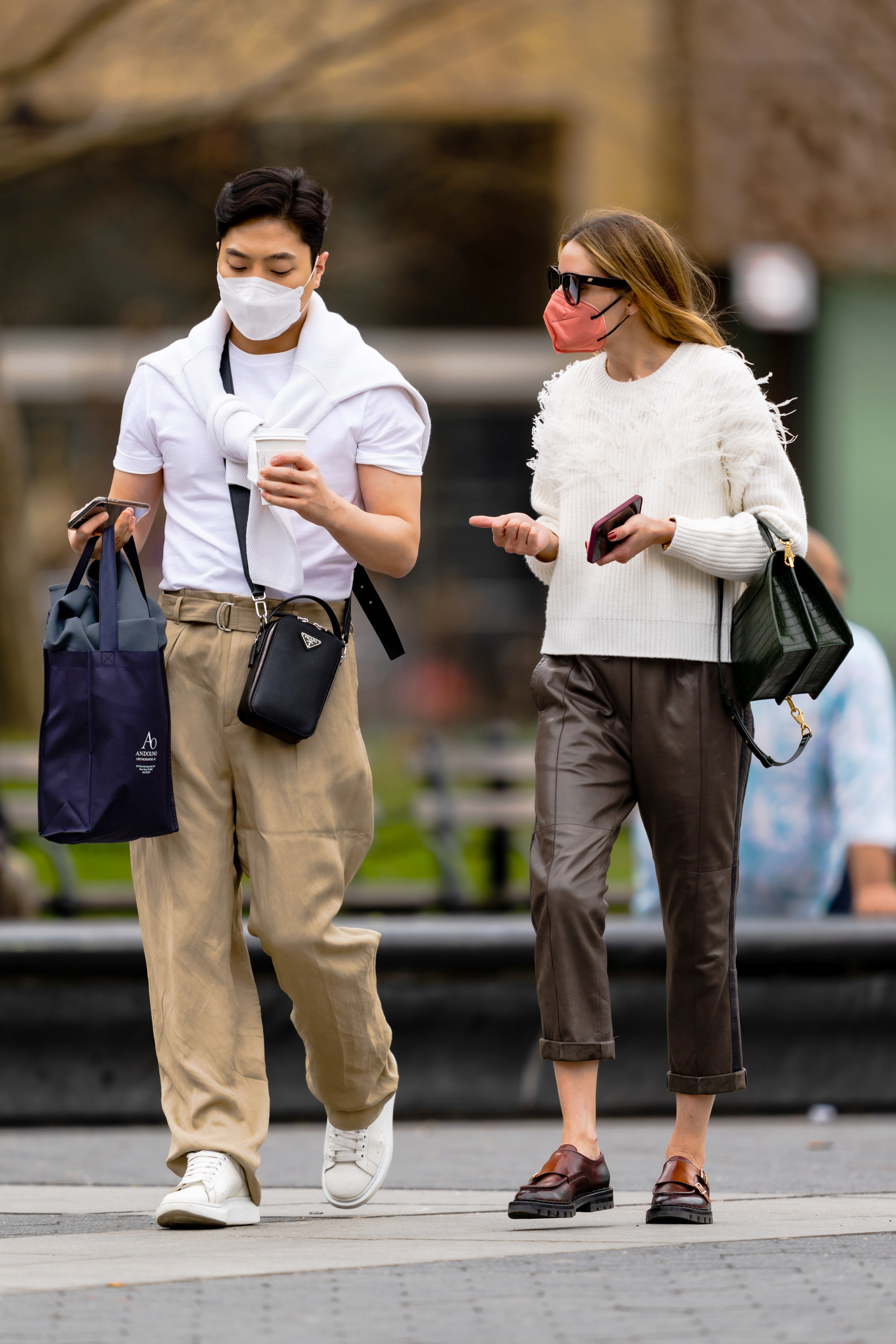 Olivia Palermo compartió un paseo con una amigo en Washington Square Park de Nueva York. La actriz lució un pantalón marrón, sweater blanco con flecos, tapabocas naranja y anteojos de sol