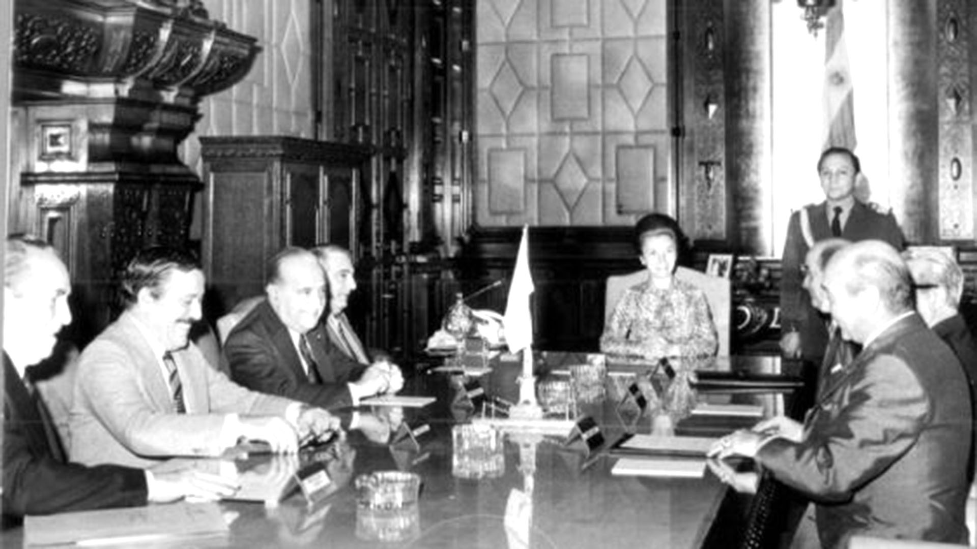 Isabel preside la reunión del gabinete presidencial